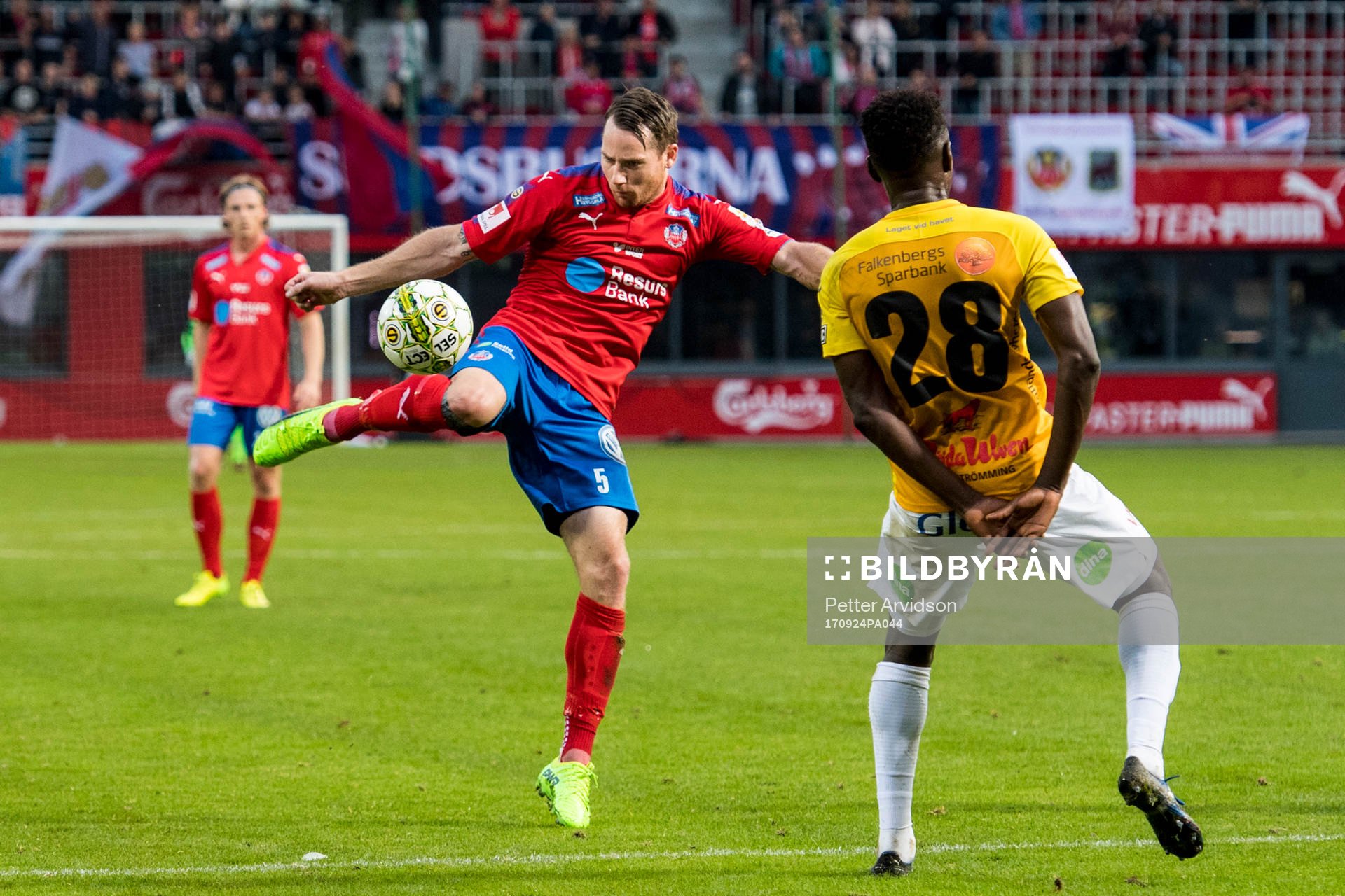 Helsingborgs Johan Persson testar skott