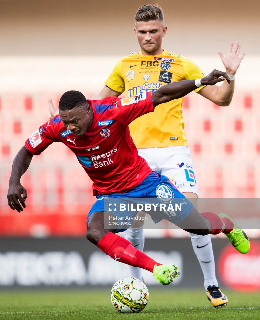 Helsingborgs Oke Akpoveta faller framför Falkenbergs Erik