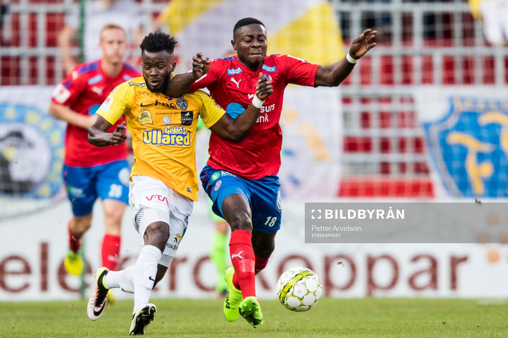 Falkenbergs Richard Donkor i kamp med Helsingborgs Oke Akpoveta under fotbollsmatchen i Superettan mellan Helsingborg och Falkenberg den 24 september 2017 i Helsingborg.