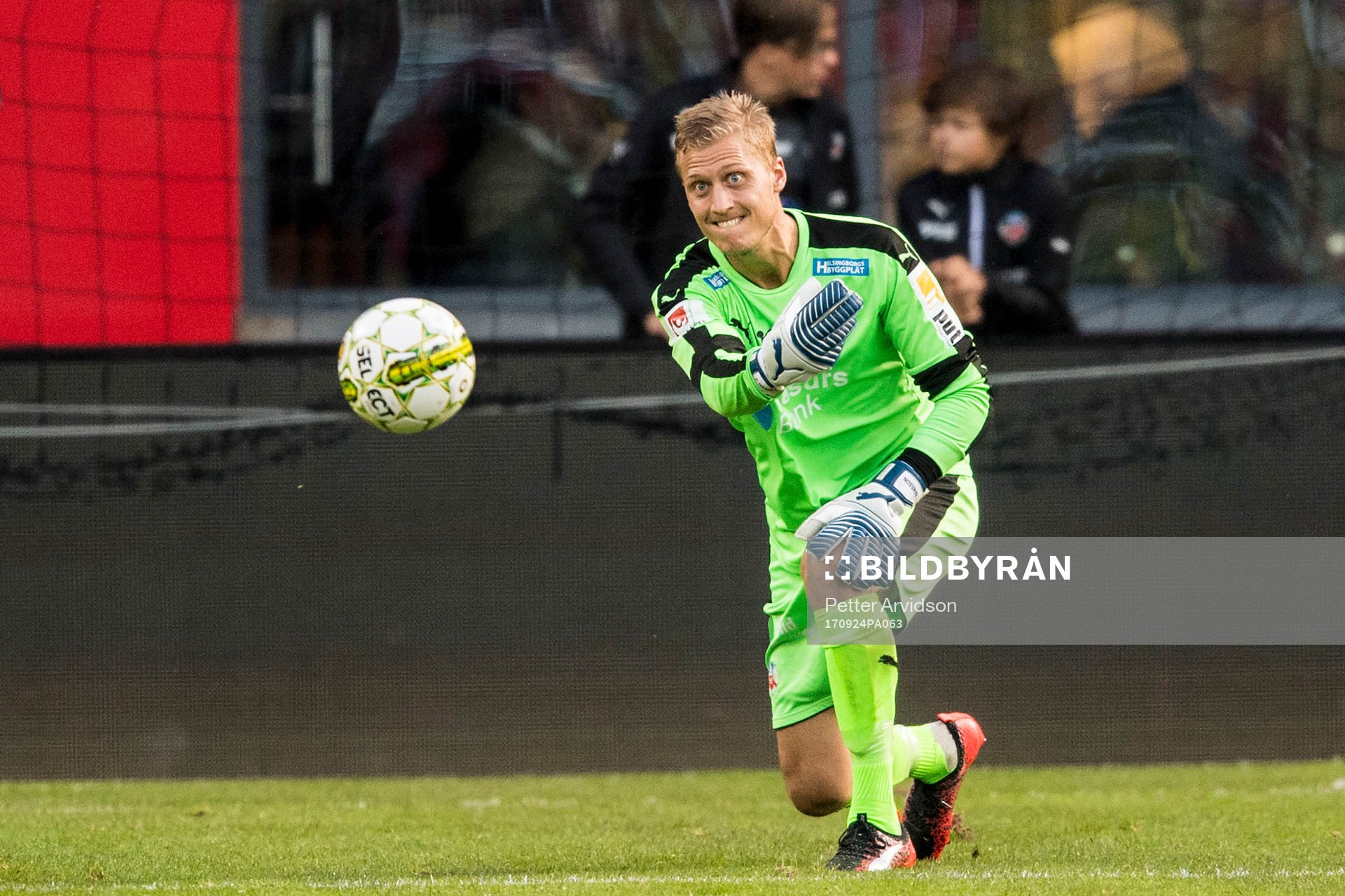 Helsingborgs målvakt Pär Hansson under fotbollsmatchen i Superettan mellan Helsingborg och Falkenberg den 24 september 2017 i Helsingborg.