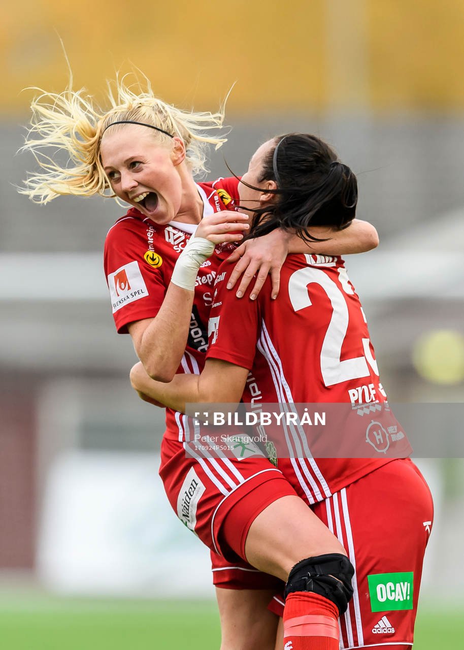 Piteås Elin Bragnum jublar efter sitt 1-0 mål under fotbollsmatchen i Damallsvenskan mellan Piteå och Hammarby den 24 September 2017 i Piteå.
