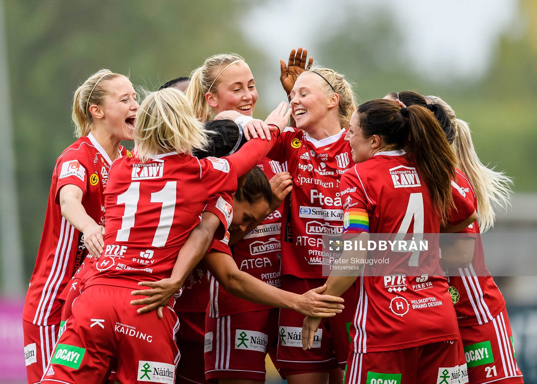 Piteås Elin Bragnum (m) jublar tillsammans med sina lagkamrater efter sitt 1-0 mål under fotbollsmatchen i Damallsvenskan mellan Piteå och Hammarby den 24 September 2017 i Piteå.