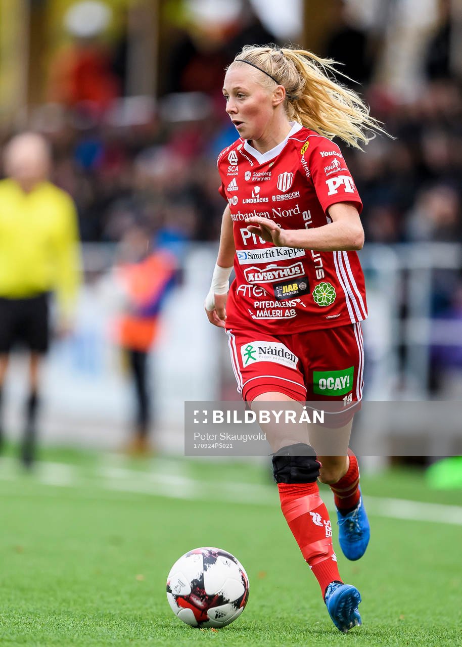 Piteås Elin Bragnum med bollen