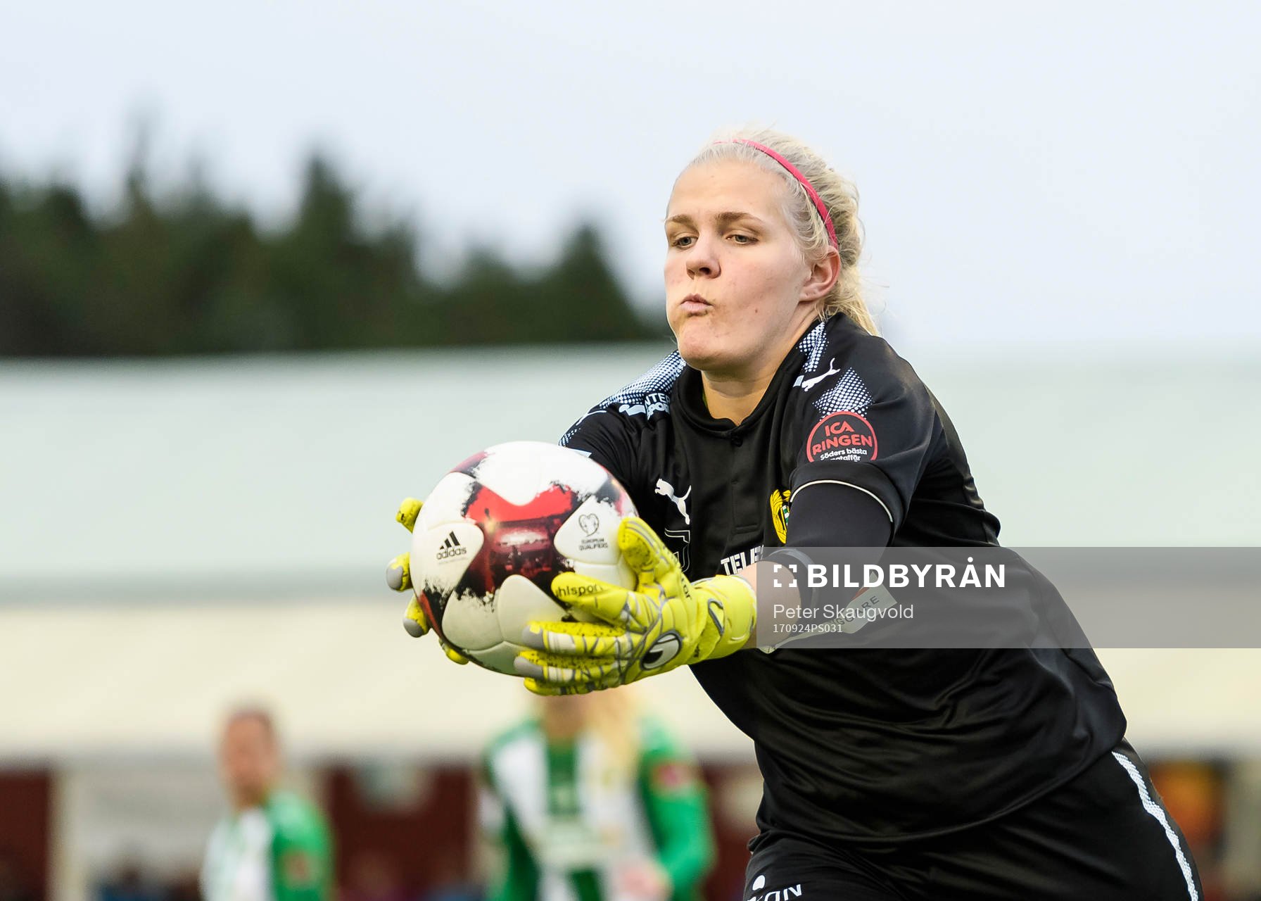Hammarbys målvakt Emma Holmgren räddar ett skott