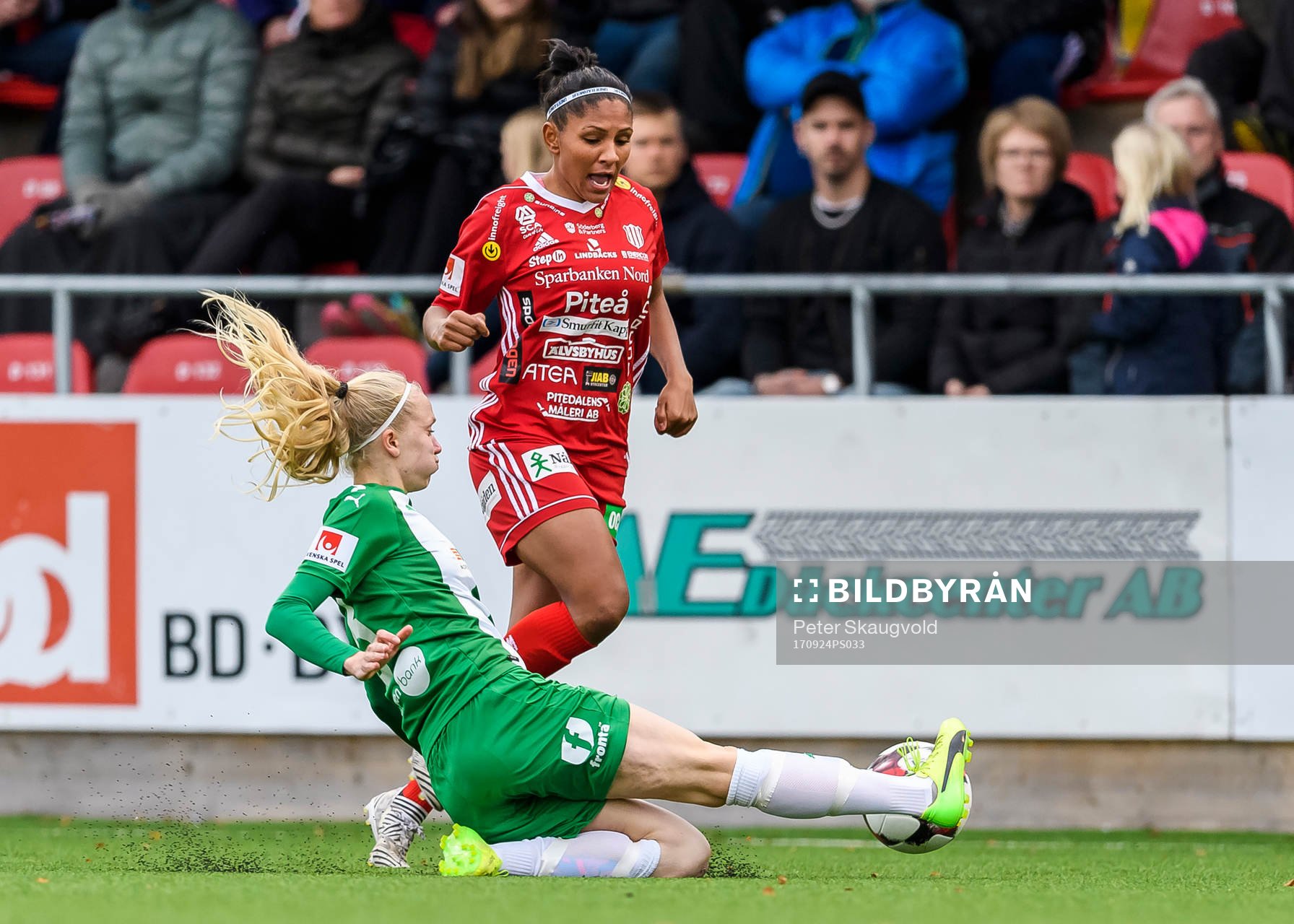 Hammarbys Alexandra Lindberg tacklar Piteås Madelen Janogy