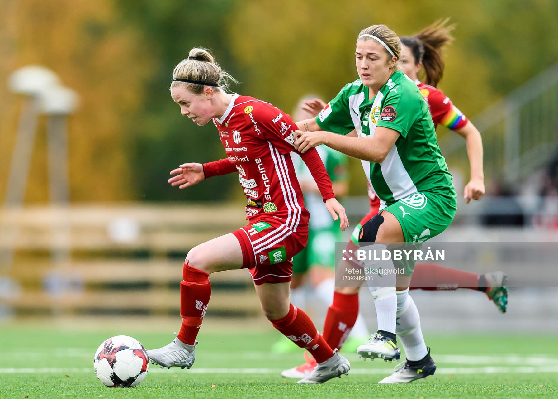 Piteås Cecilia Edlund håller undan för Hammarbys Filippa