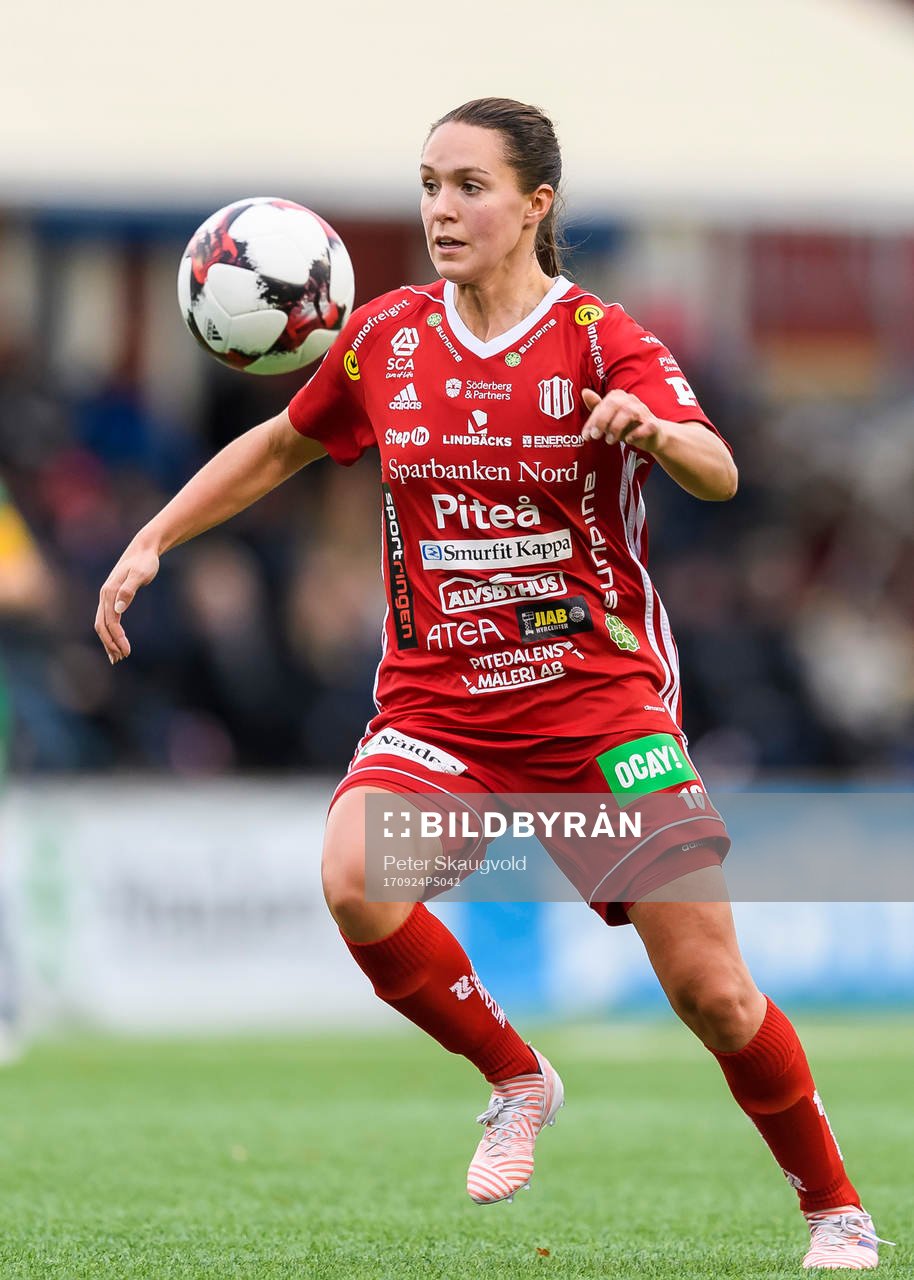 Piteås Felicia Karlsson med bollen