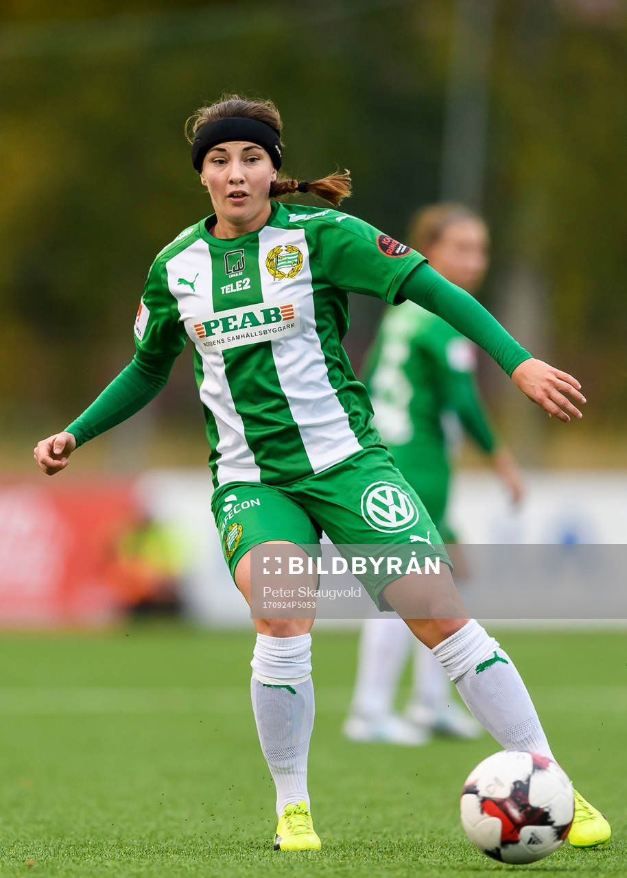 Hammarbys Helén Eke med bollen under fotbollsmatchen i Damallsvenskan mellan Piteå och Hammarby den 24 September 2017 i Piteå.