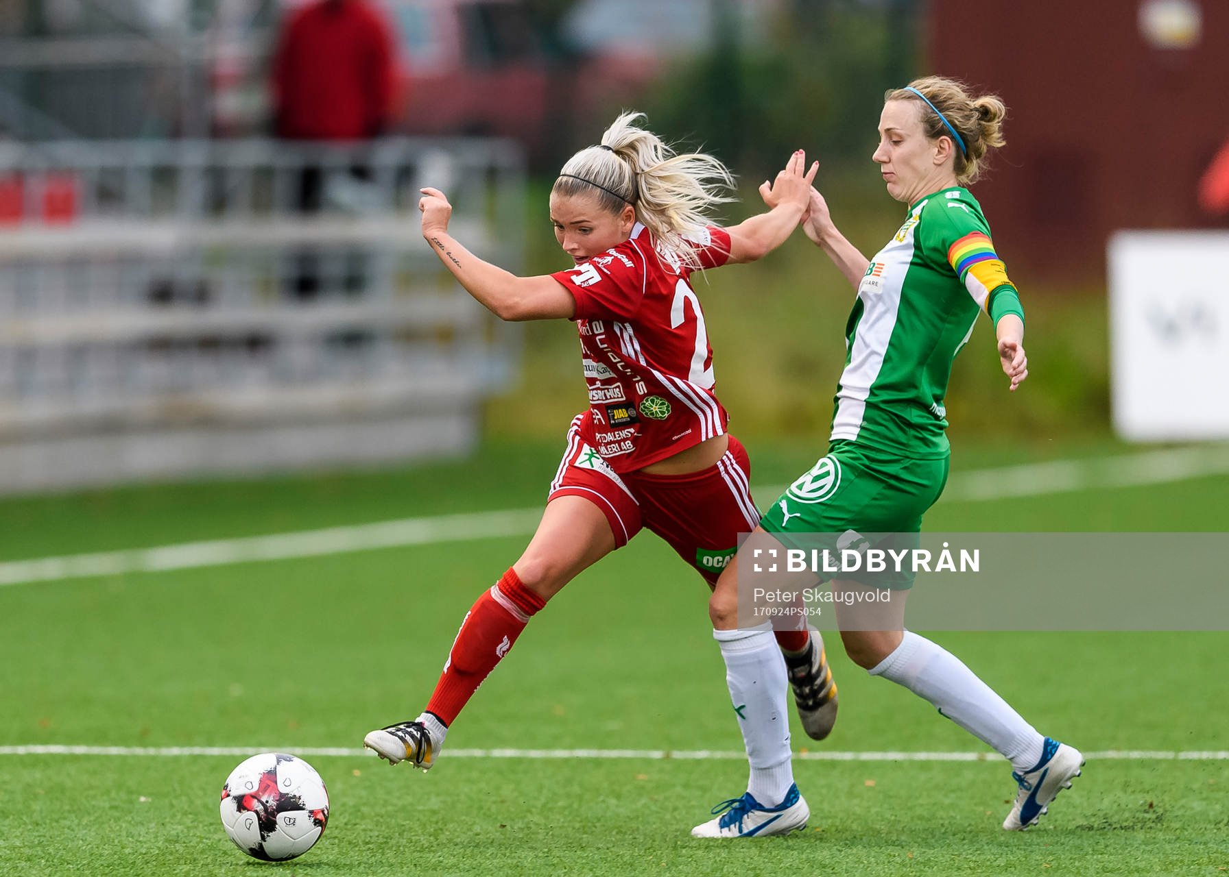 Piteås Ronja Aronsson och Hammarbys Olga Ekblom under fotbollsmatchen i Damallsvenskan mellan Piteå och Hammarby den 24 September 2017 i Piteå.
