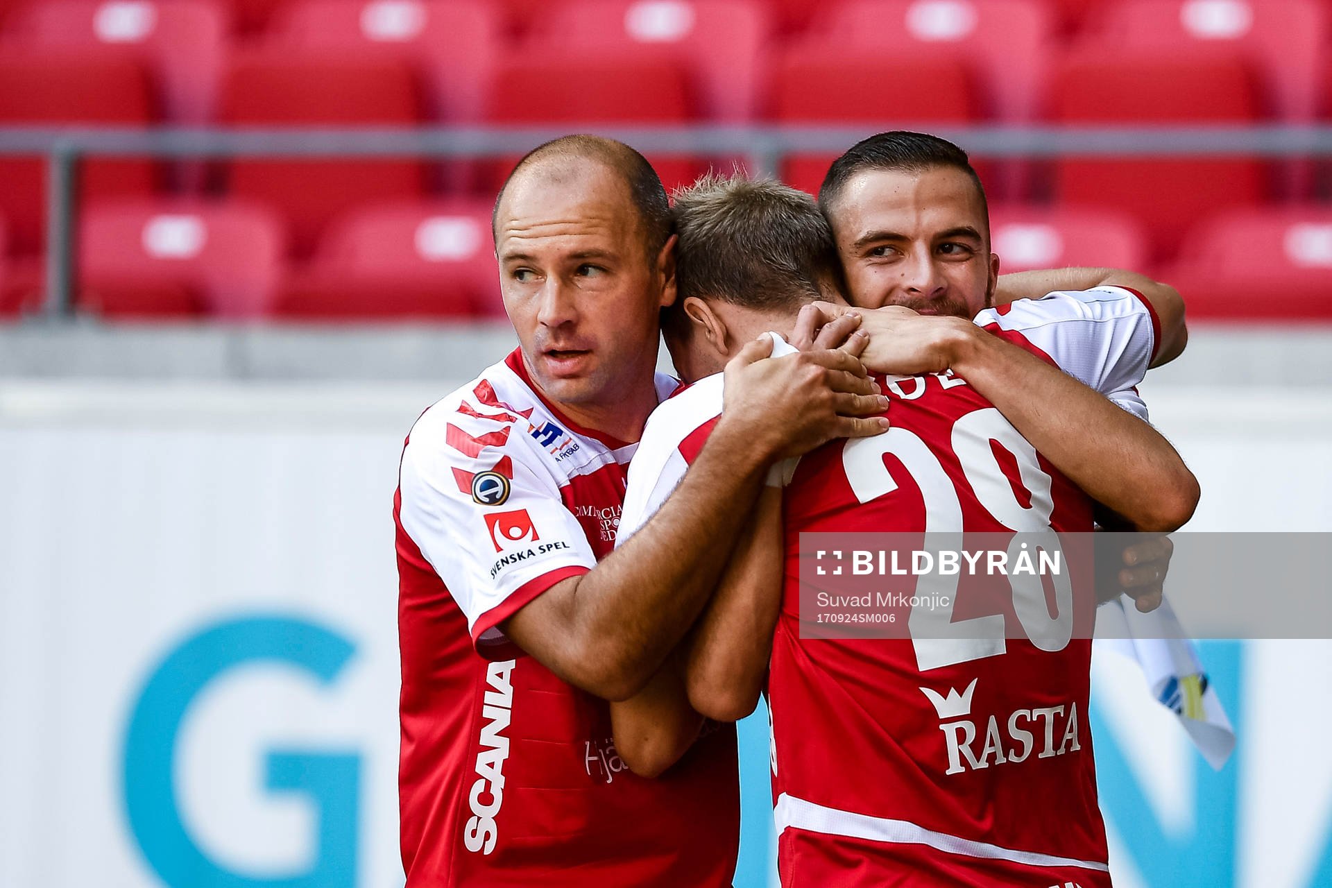 Kalmars spelare jublar med Jonathan Ring