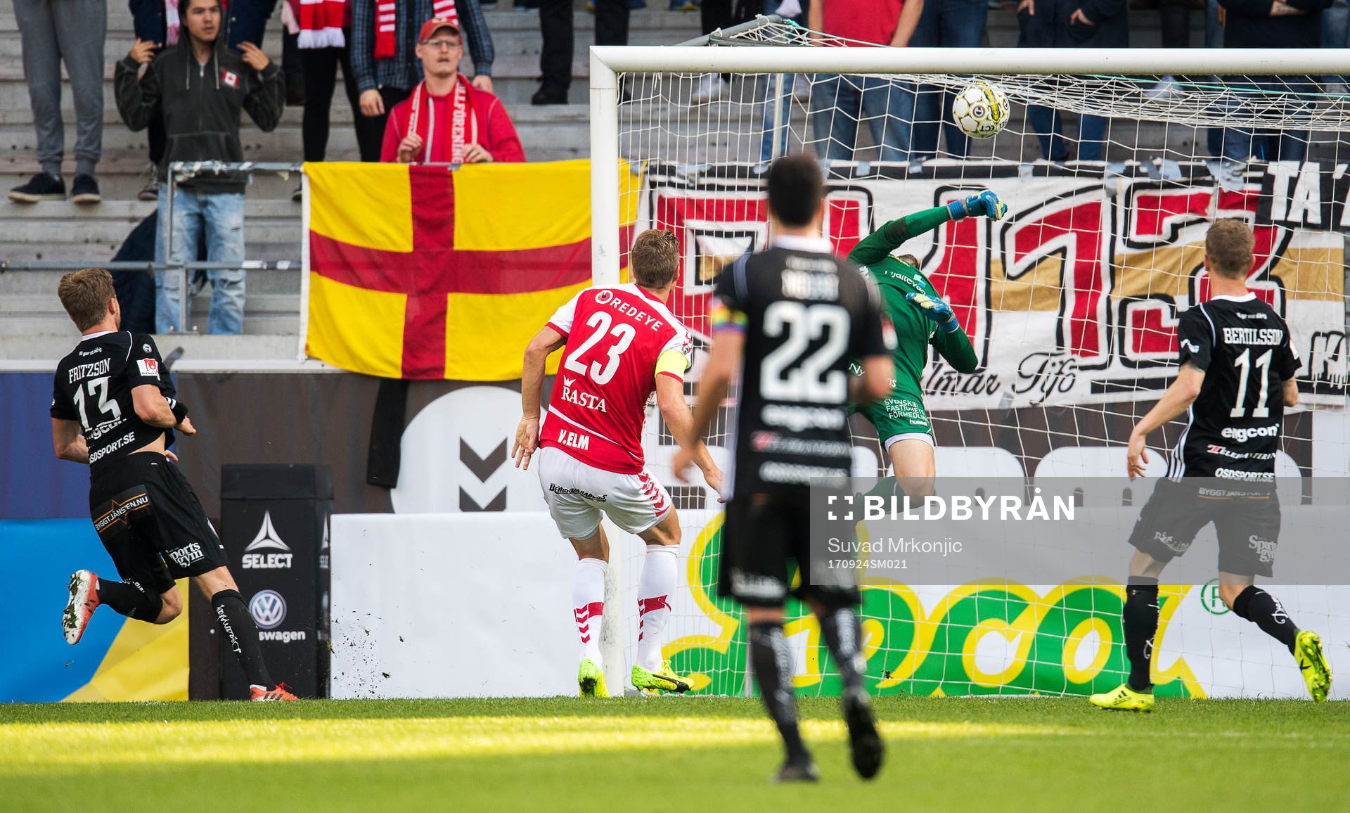 Östersunds Ludvig Fritzon gör 0-1 bakom Kalmars målvakt