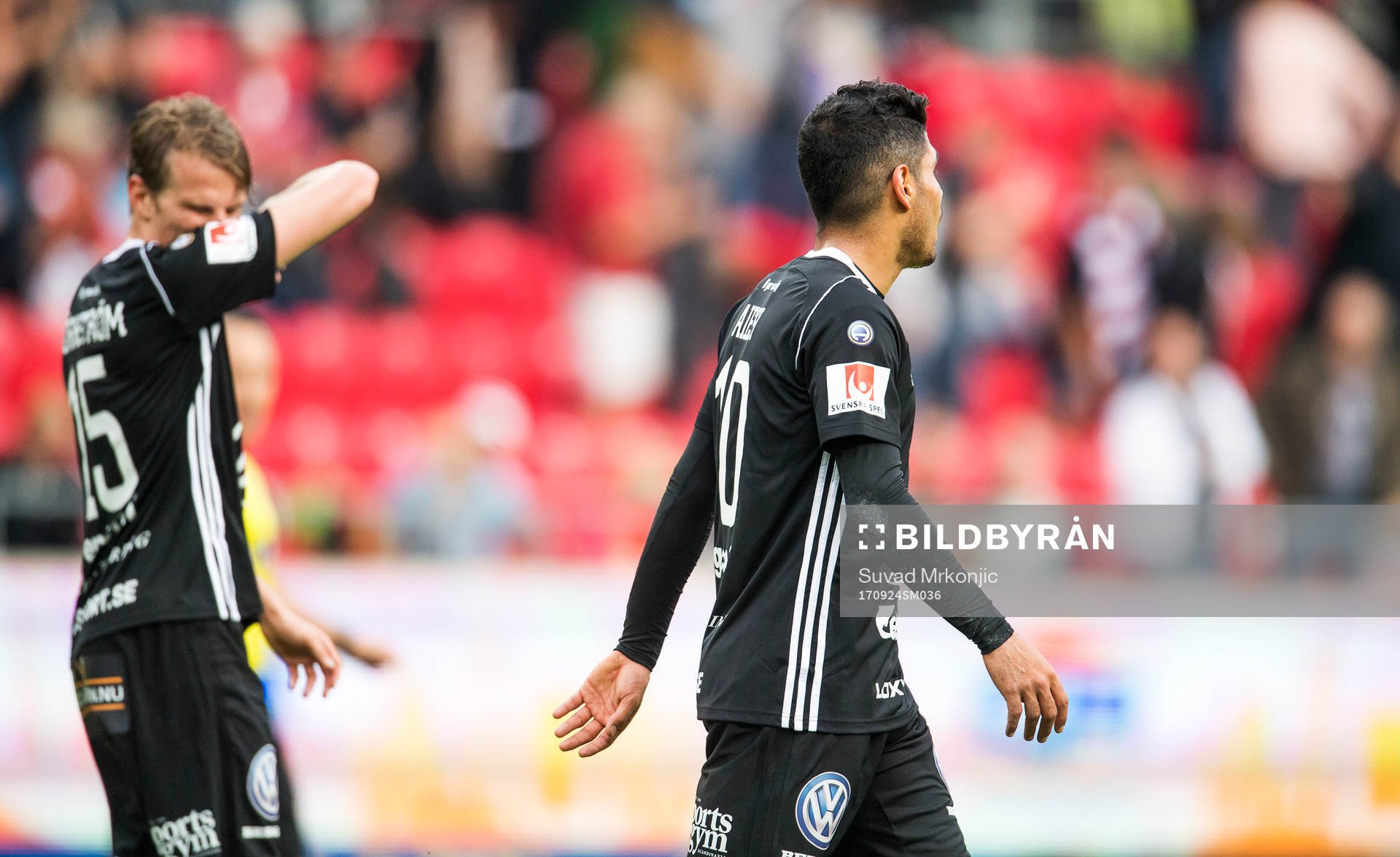 Östersunds Tim Björkström och Hosam Aiesh deppar
