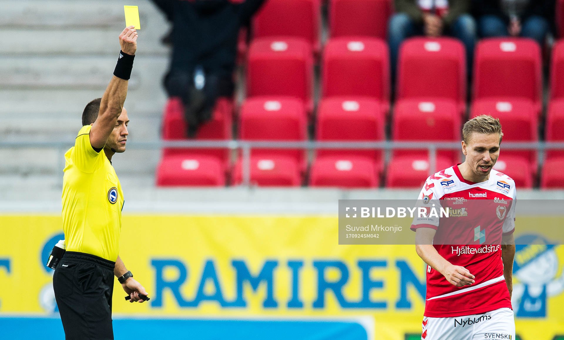 Matchens domare Kaspar Sjöberg varnar Kalmars Jonathan Ring