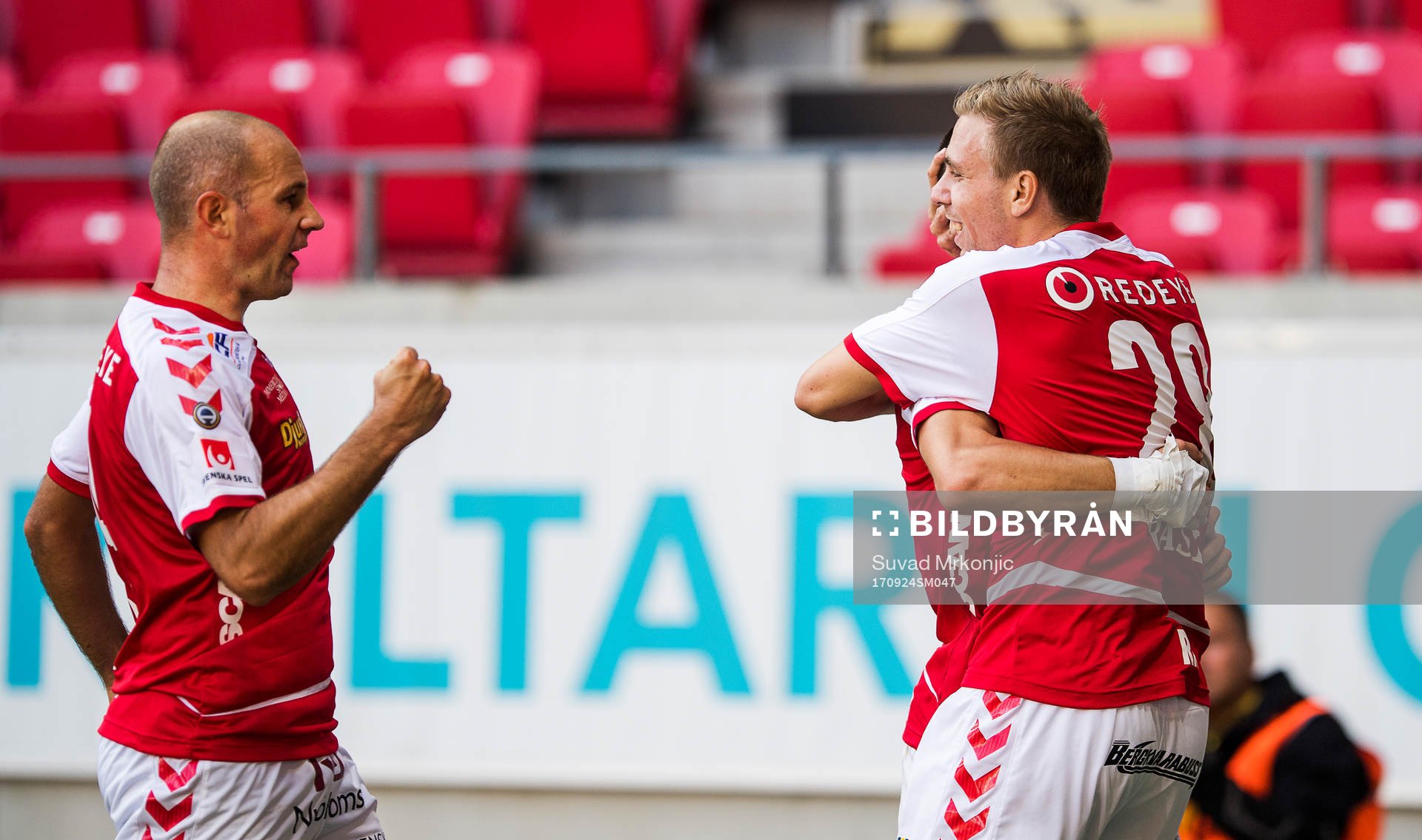 Kalmars Jonathan Ring jublar med Stefan Larsson och Filip