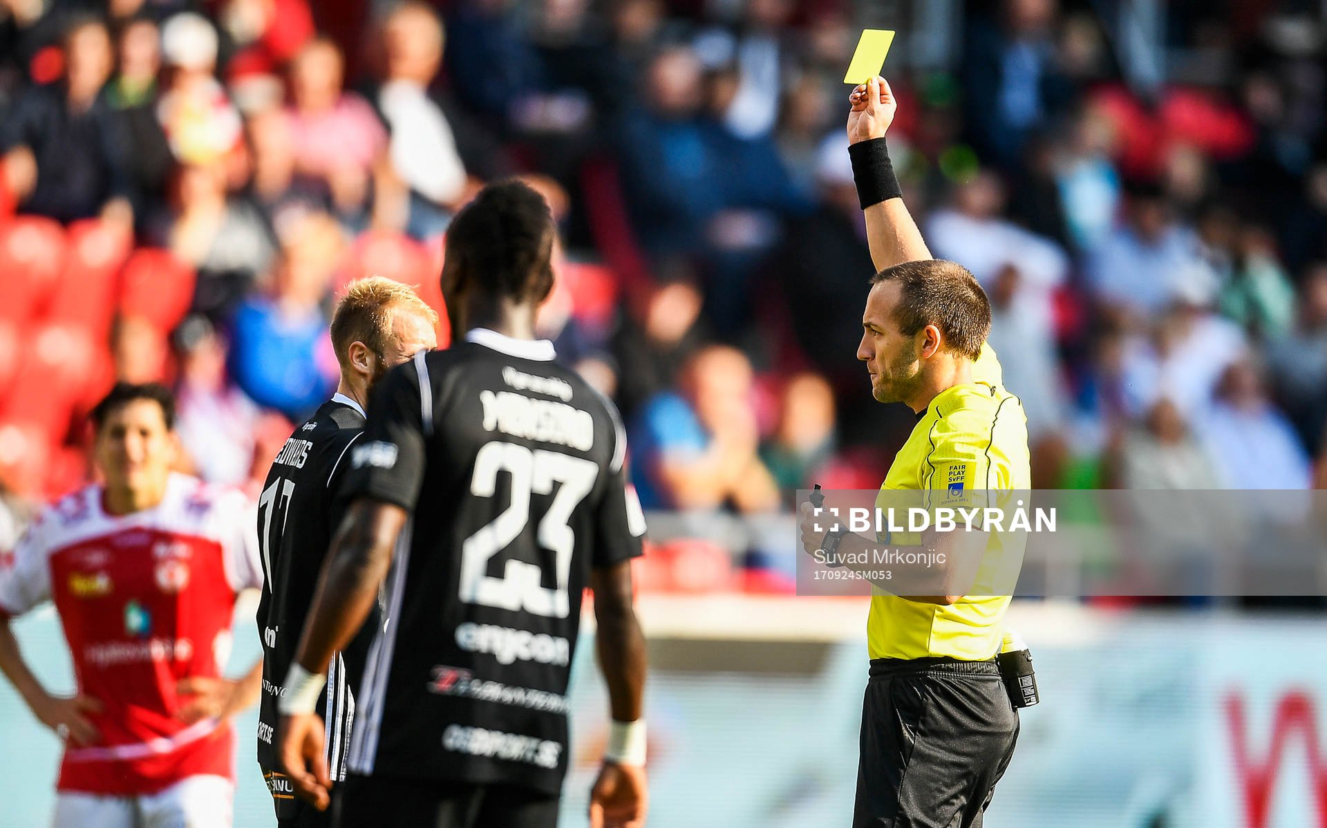 Matchens domare Kaspar Sjöberg varnar Östersunds Curtis