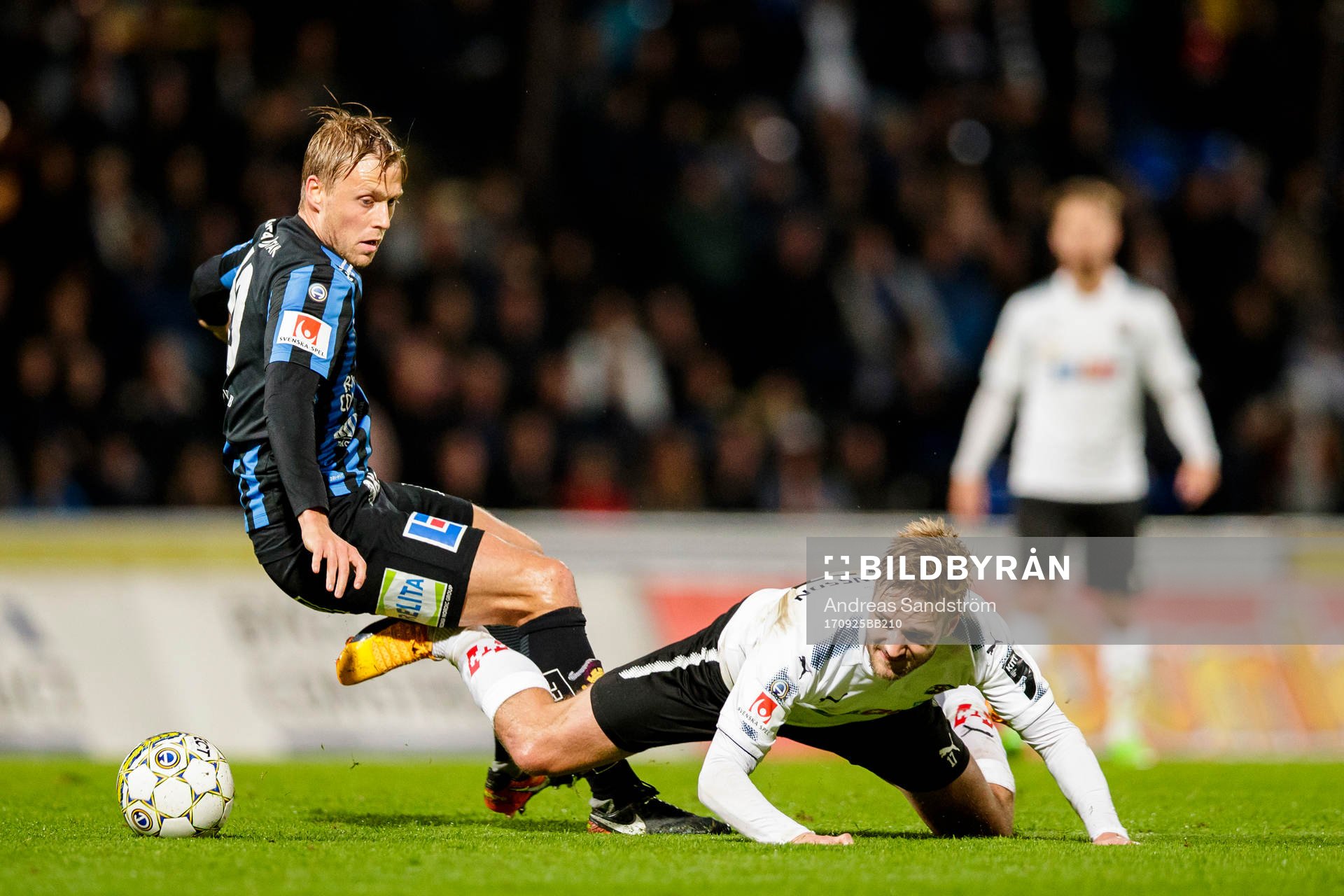 Örebros Johan Mårtensson i kamp om bollen med Sirius Christer Gustafsson under fotbollsmatchen i allsvenskan mellan Sirius och Örebro den 25 September 2017 i Stockholm. 