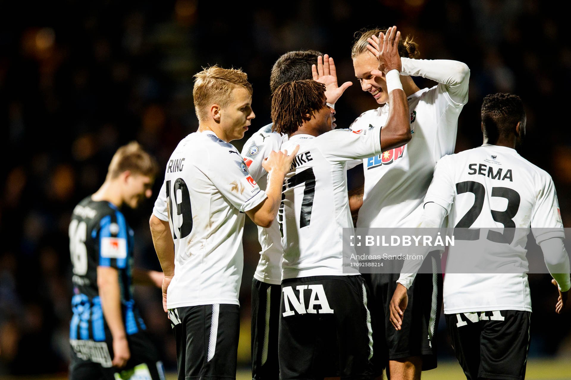 Örebros Kennedy Igboananike gör 0-1 och jublar med lagkamrater under fotbollsmatchen i allsvenskan mellan Sirius och Örebro den 25 September 2017 i Stockholm.