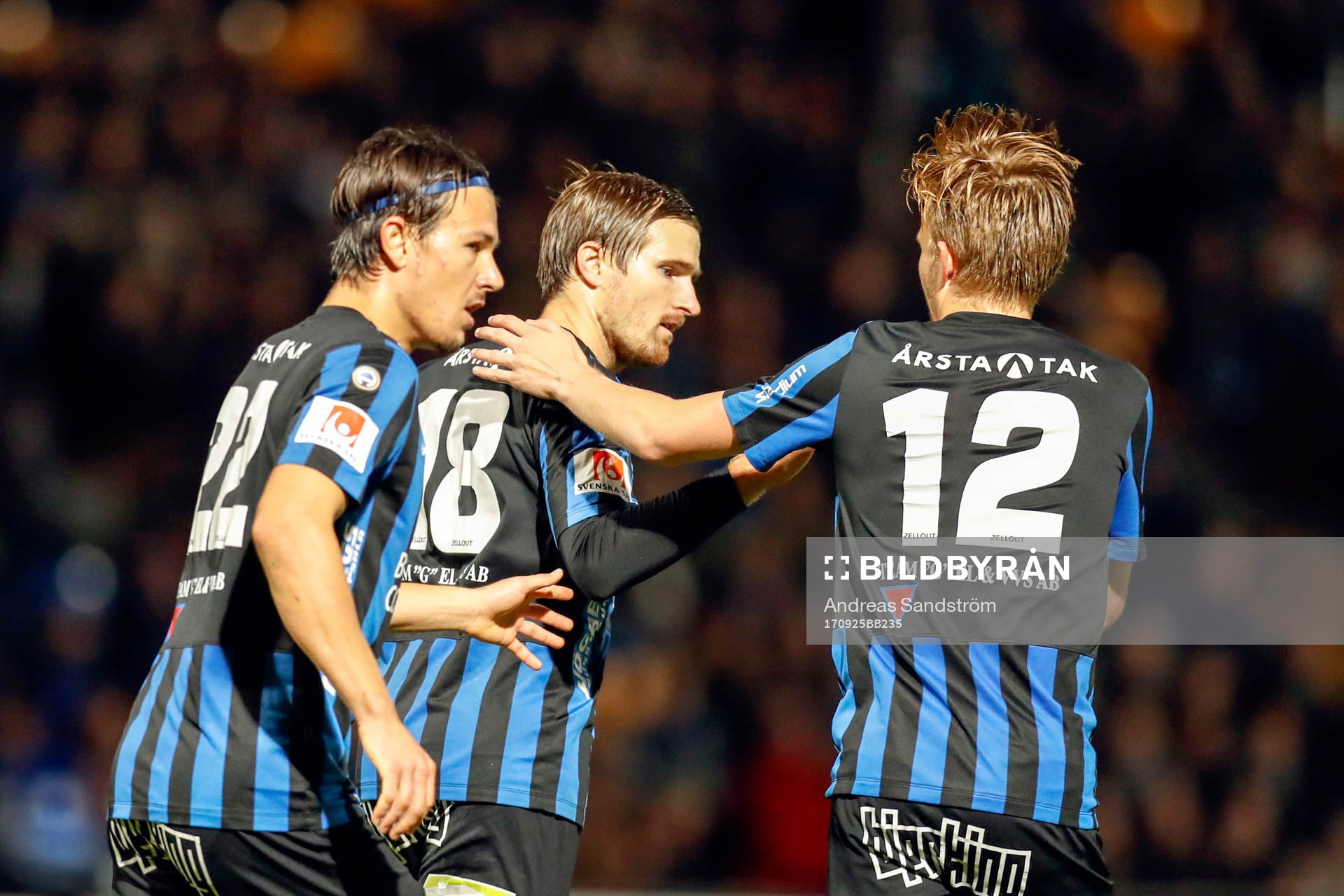 Sirius Jesper Arvidsson jublar med lagkamrater efter 2-3 på straff under fotbollsmatchen i allsvenskan mellan Sirius och Örebro den 25 September 2017 i Stockholm.