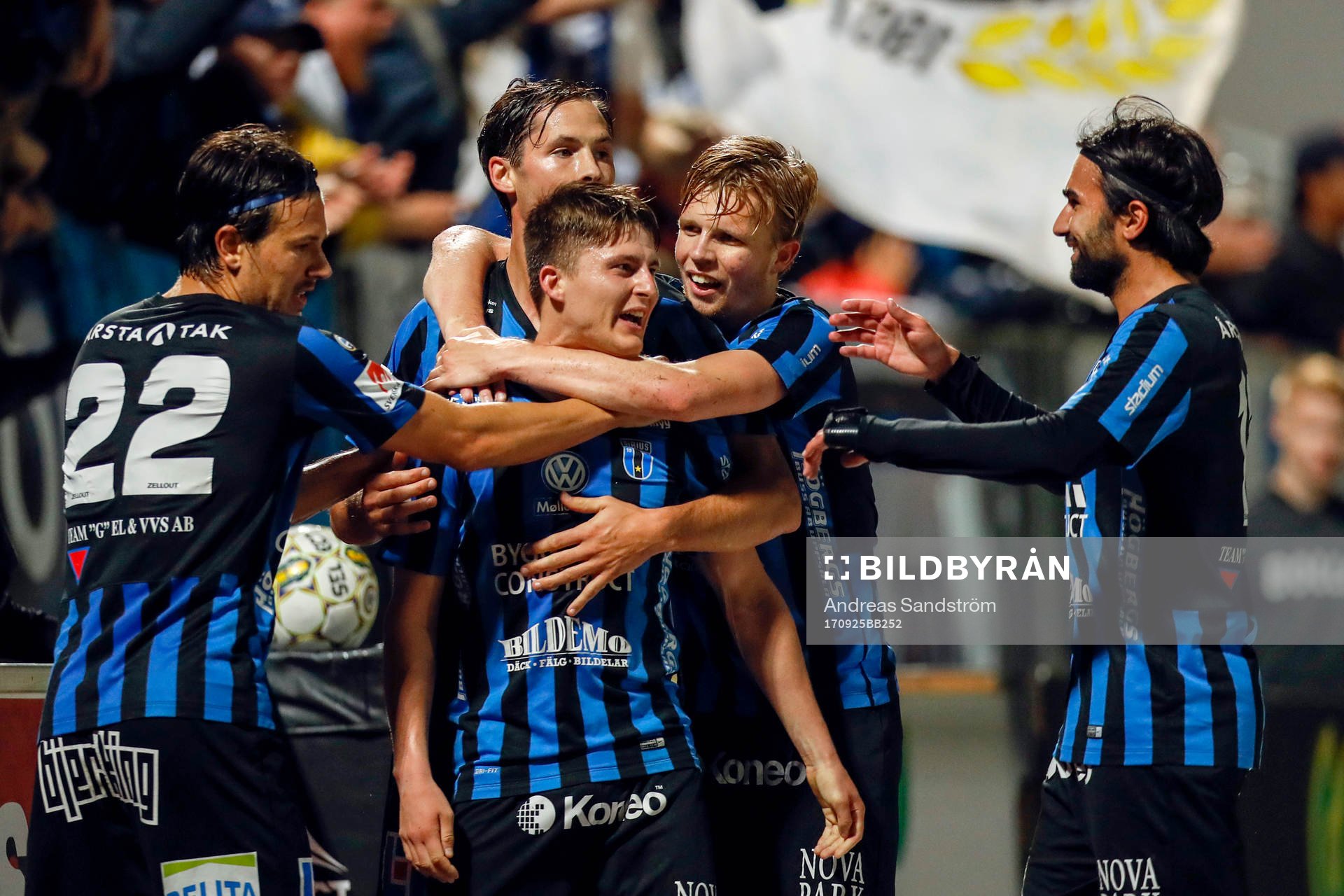 Sirius Johan Andersson jublar med lagkamrater