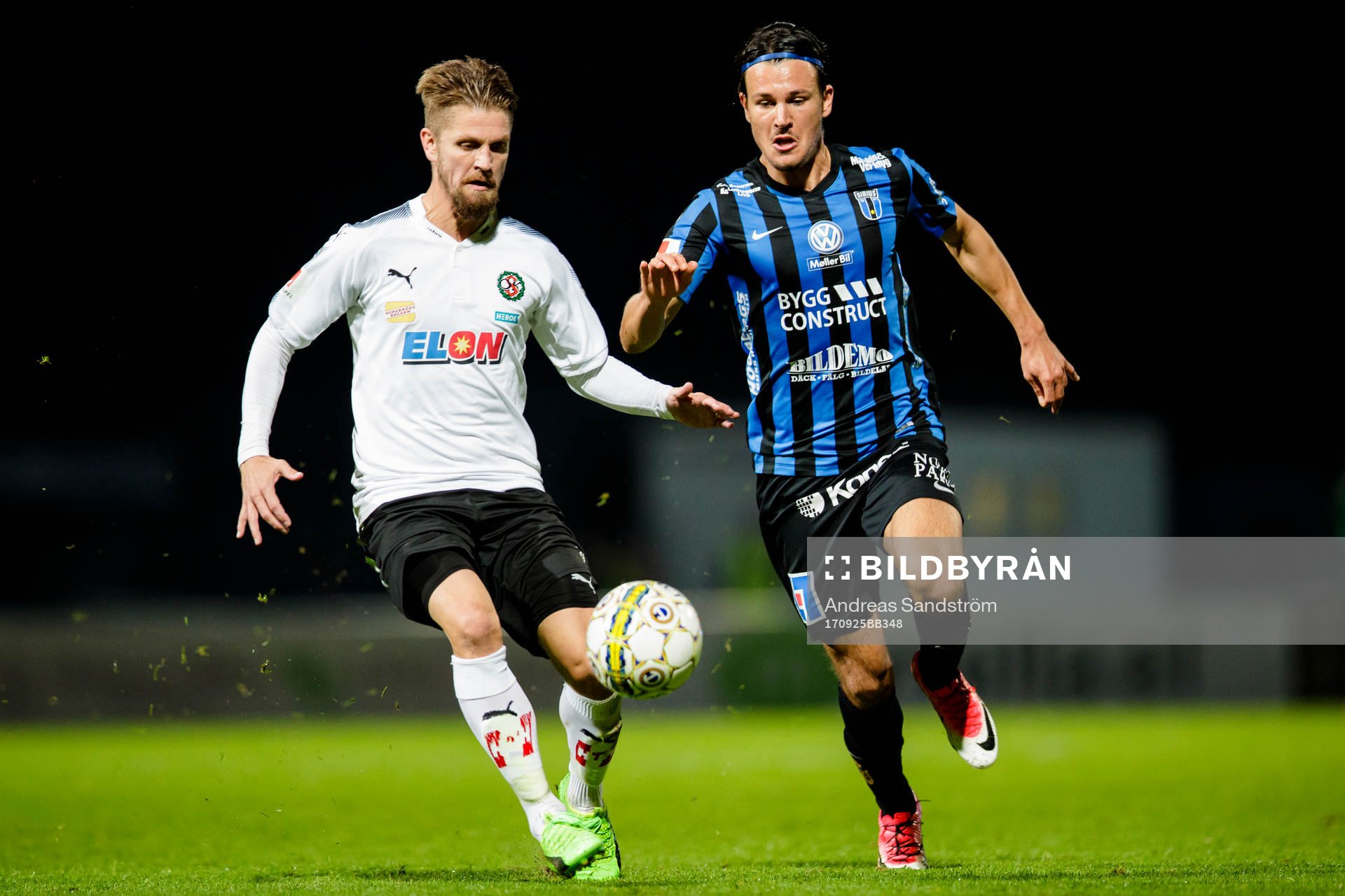 Örebros Martin Lorentzson i kamp om bollen med Sirius