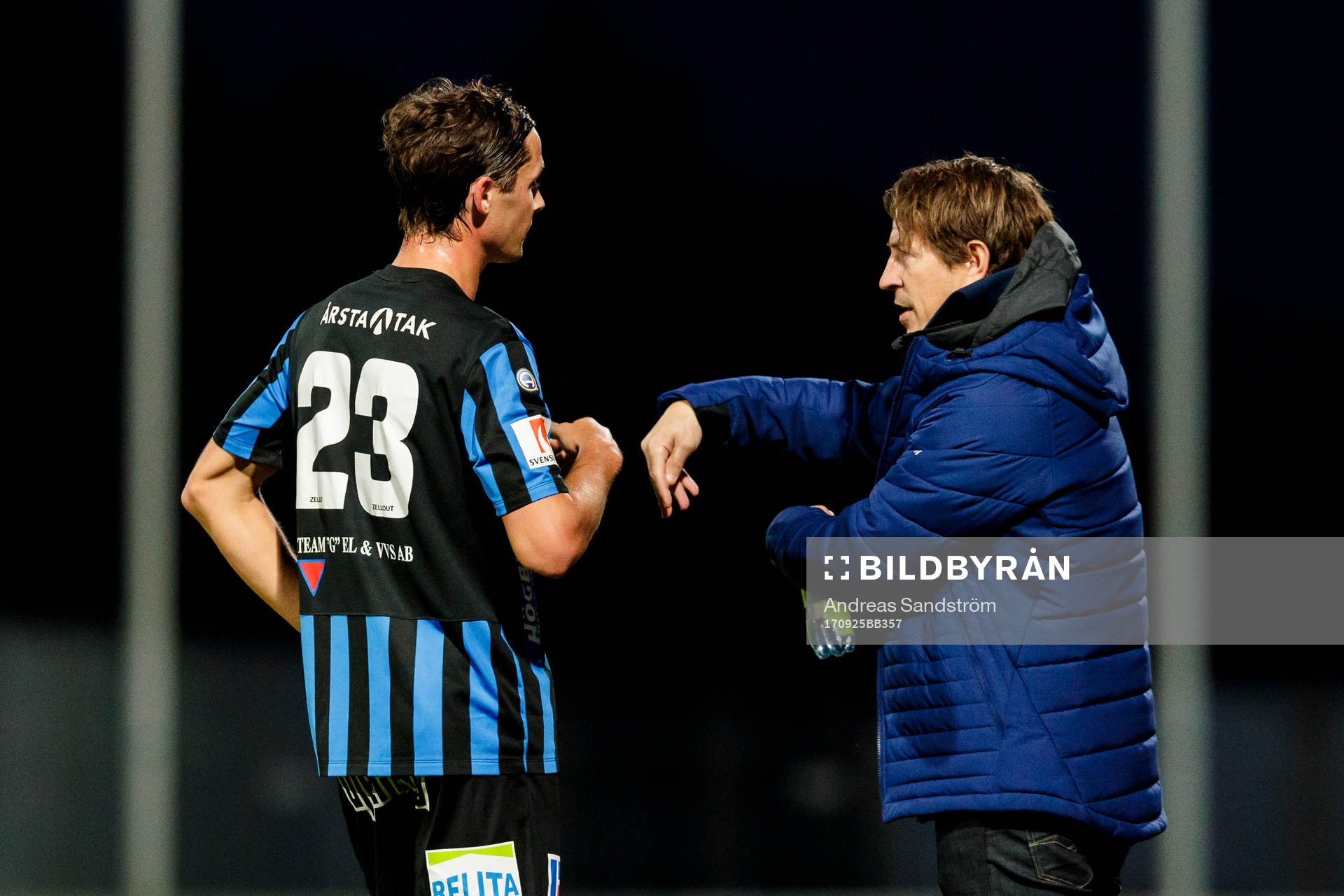 Sirius tränare Thomas Lagerlöf ger instruktioner till