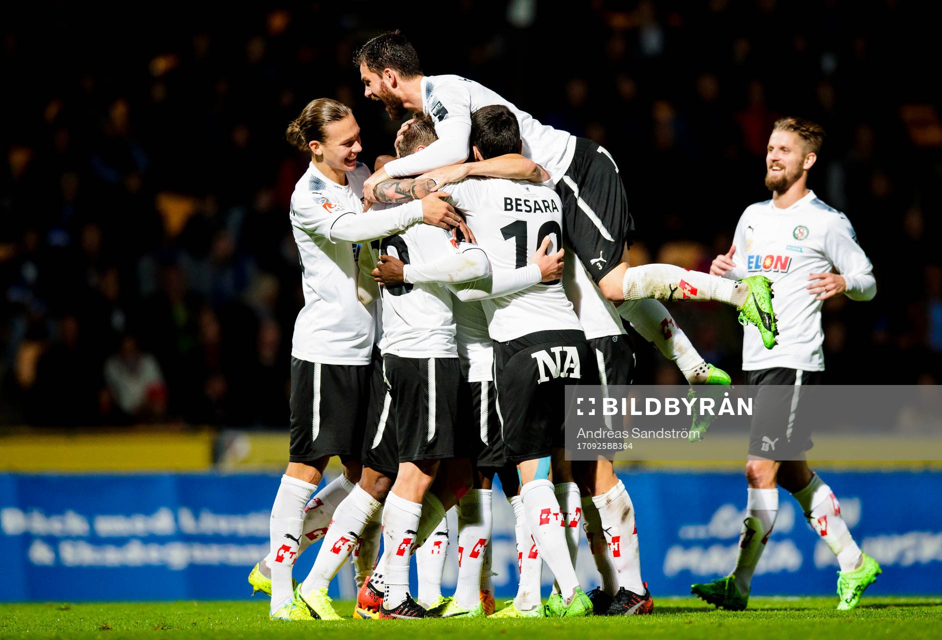 Örebros Filip Rogic gör 0-2 och gratuleras av lagkamrater under fotbollsmatchen i allsvenskan mellan Sirius och Örebro den 25 September 2017 i Stockholm.