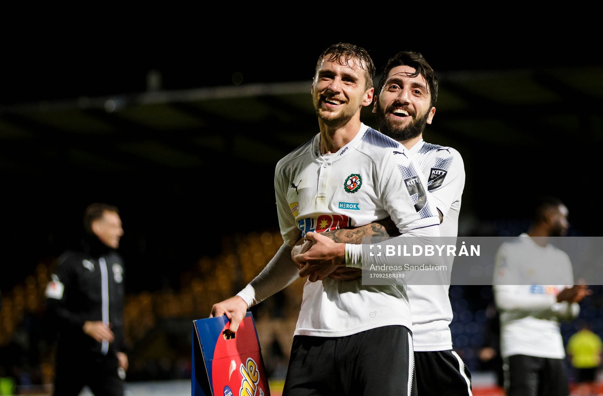 Örebros Nahir Besara omfamnar Filip Rogic efter fotbollsmatchen i allsvenskan mellan Sirius och Örebro den 25 September 2017 i Stockholm. 