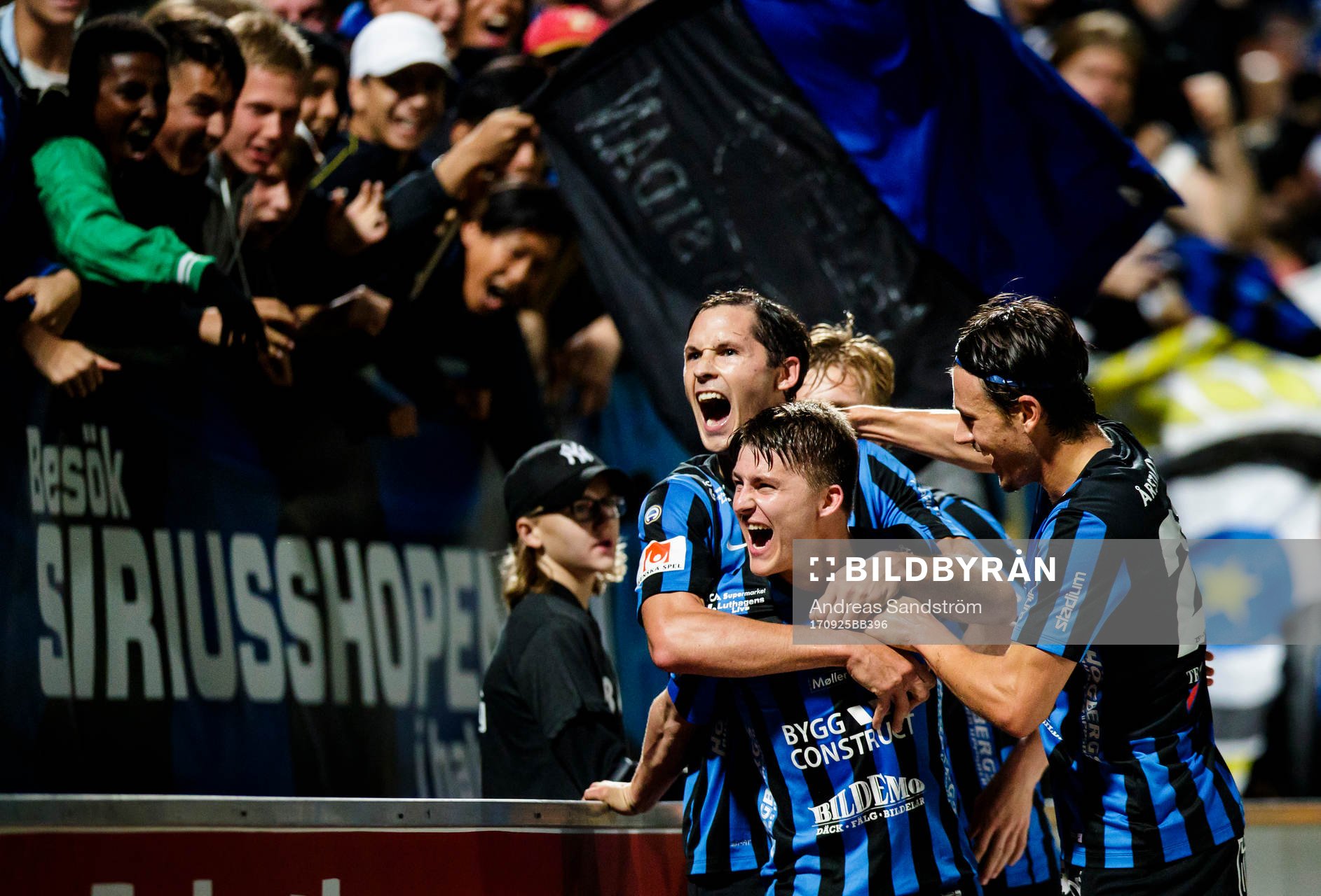 Sirius Johan Andersson jublar efter 3-3 målet och omfamnas av Philip Haglund under fotbollsmatchen i allsvenskan mellan Sirius och Örebro den 25 September 2017 i Stockholm.
