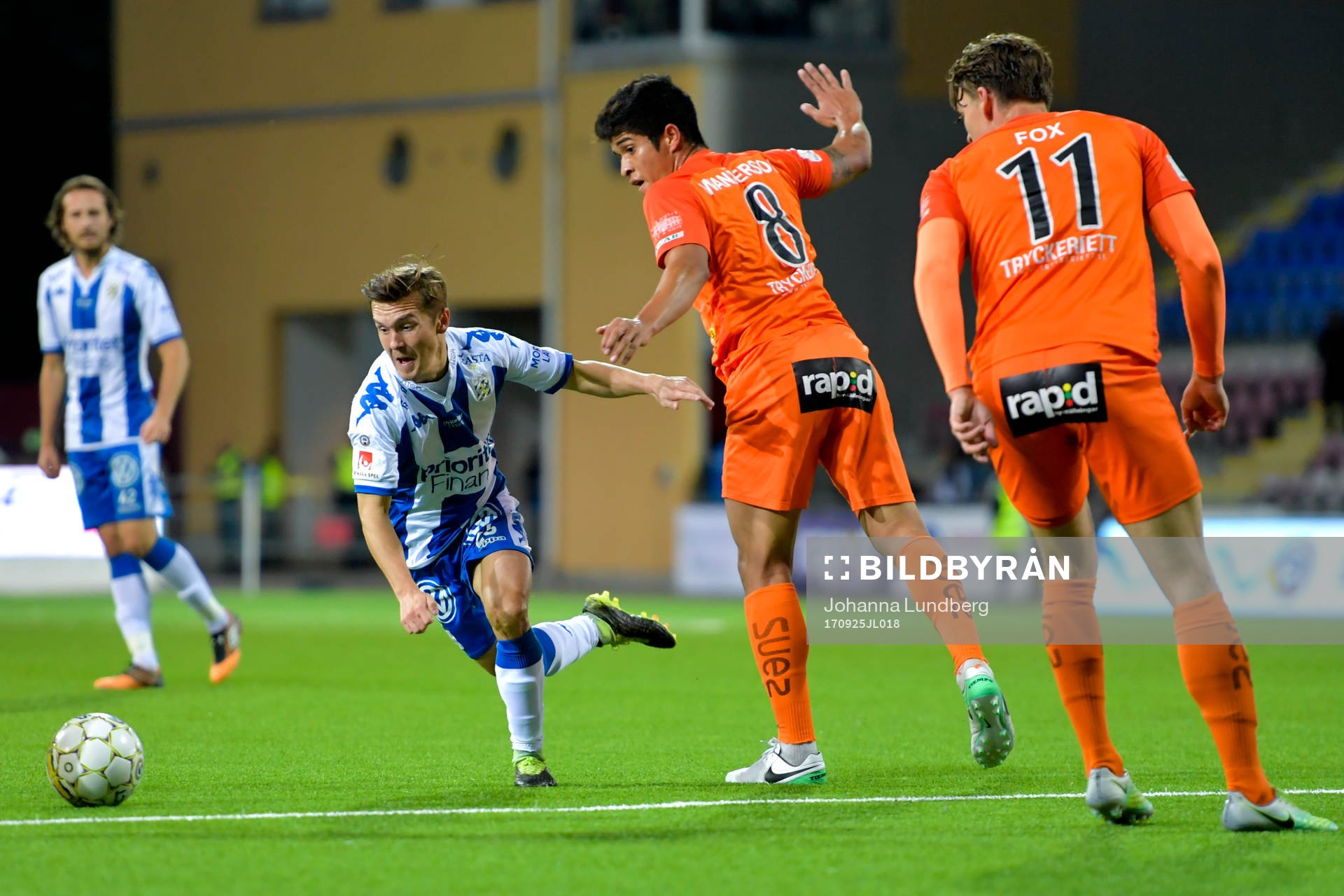 IFK Göteborgs Patrik Karlsson Lagemyr och AFC Eskilstunas Haris Cirak och Andrew Fox under fotbollsmatchen i Allsvenskan mellan AFC Eskilstuna och IFK Göteborg den 25 september 2017 i Eskilstuna.