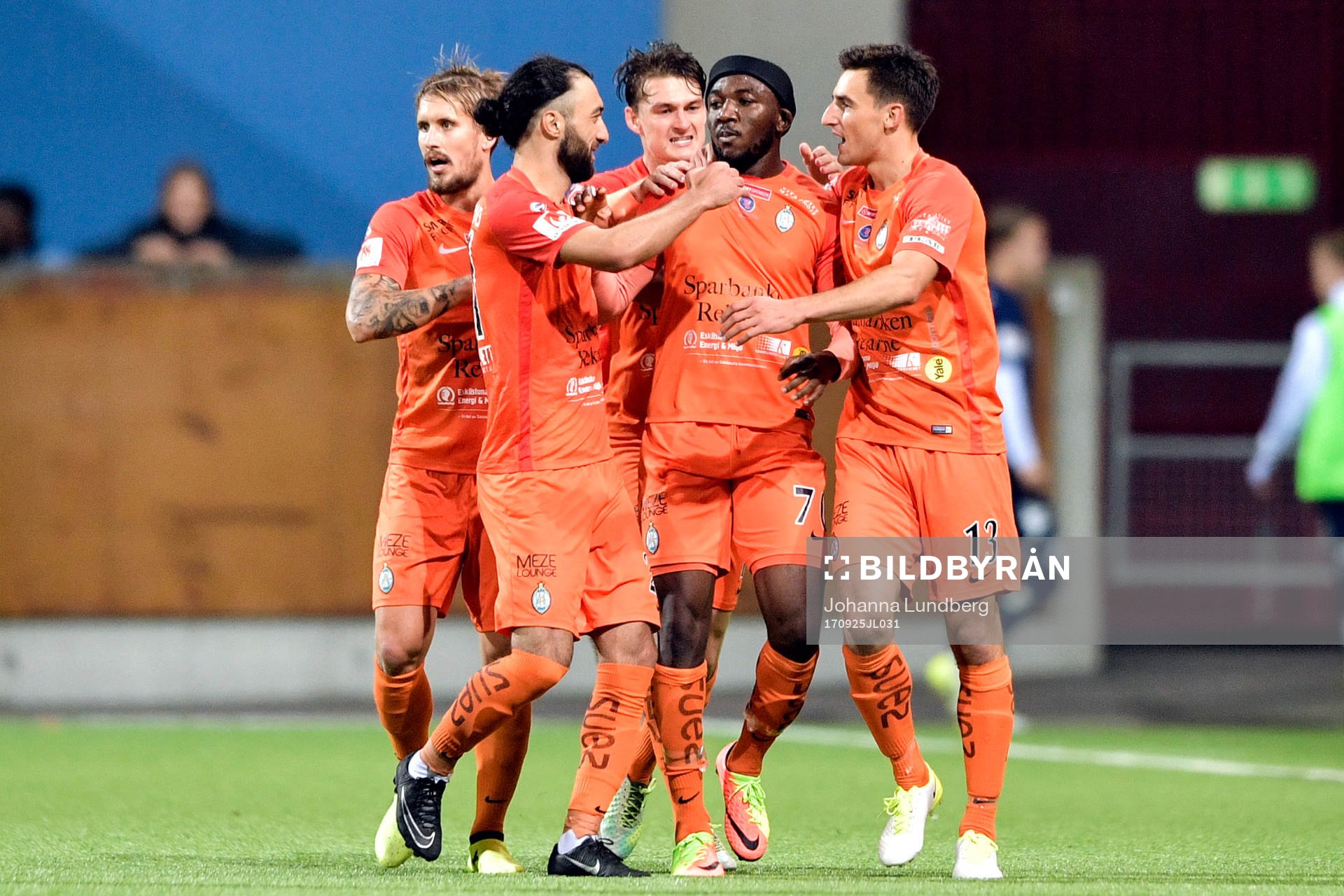 AFC Eskilstunas Chidi Omeje jublar med lagkamrater efter 1-0 under fotbollsmatchen i Allsvenskan mellan AFC Eskilstuna och IFK Göteborg den 25 september 2017 i Eskilstuna.
