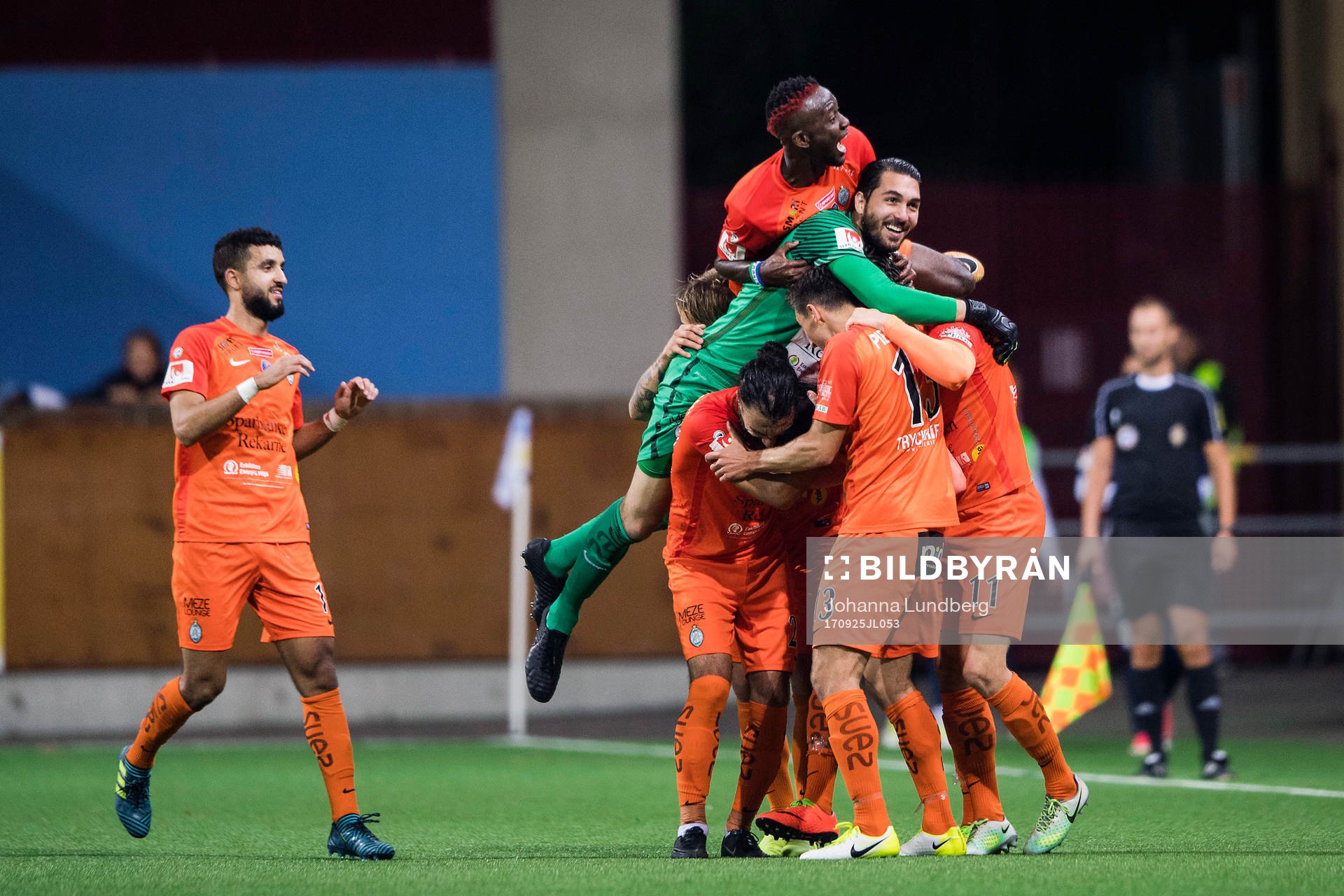 AFC Eskilstunas spelare jublar