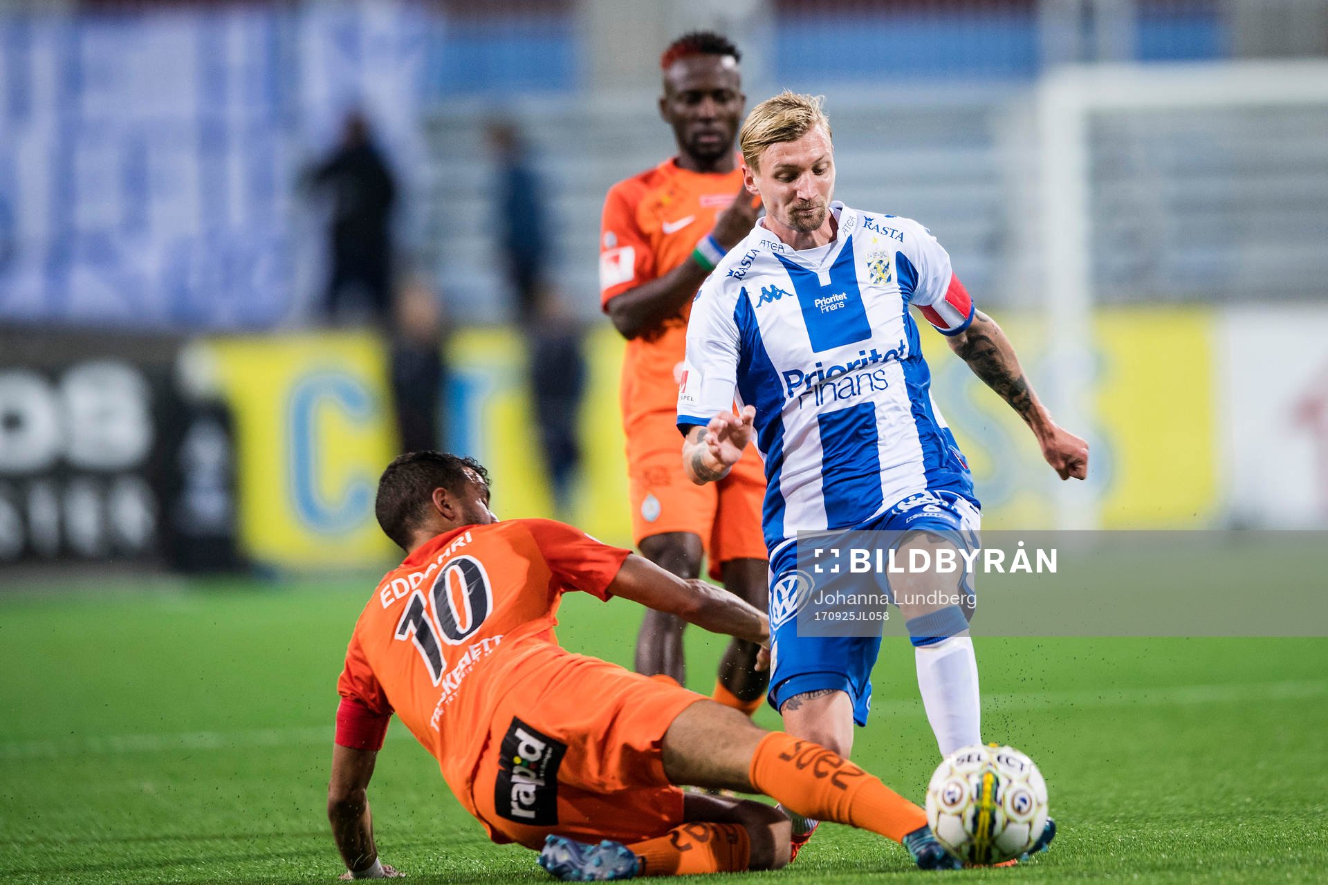 AFC Eskilstunas Omar Eddahri stoppar IFK Göteborgs
