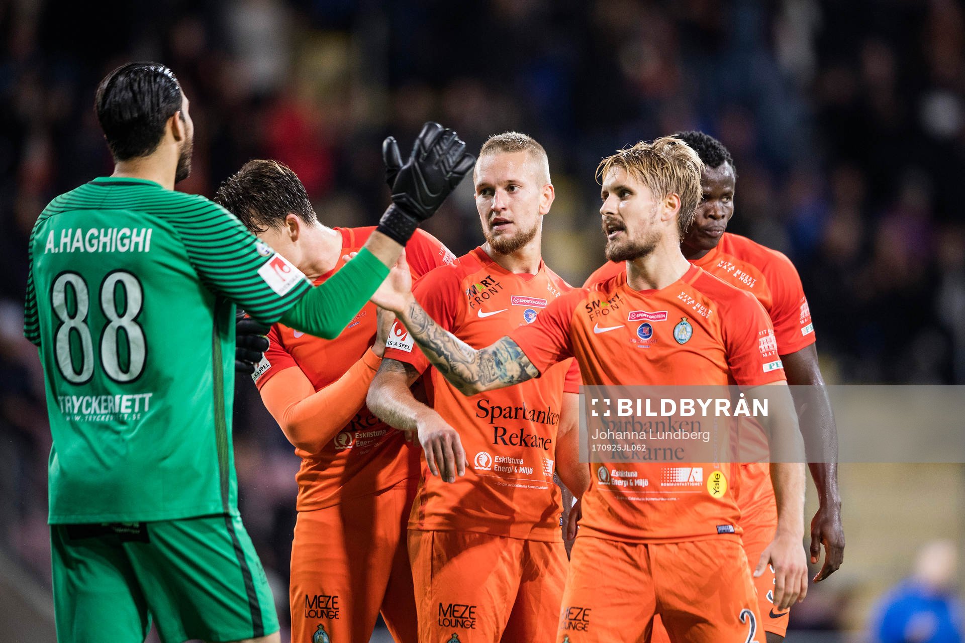AFC Eskilstunas spelare jublar efter fotbollsmatchen i Allsvenskan mellan AFC Eskilstuna och IFK Göteborg den 25 september 2017 i Eskilstuna.