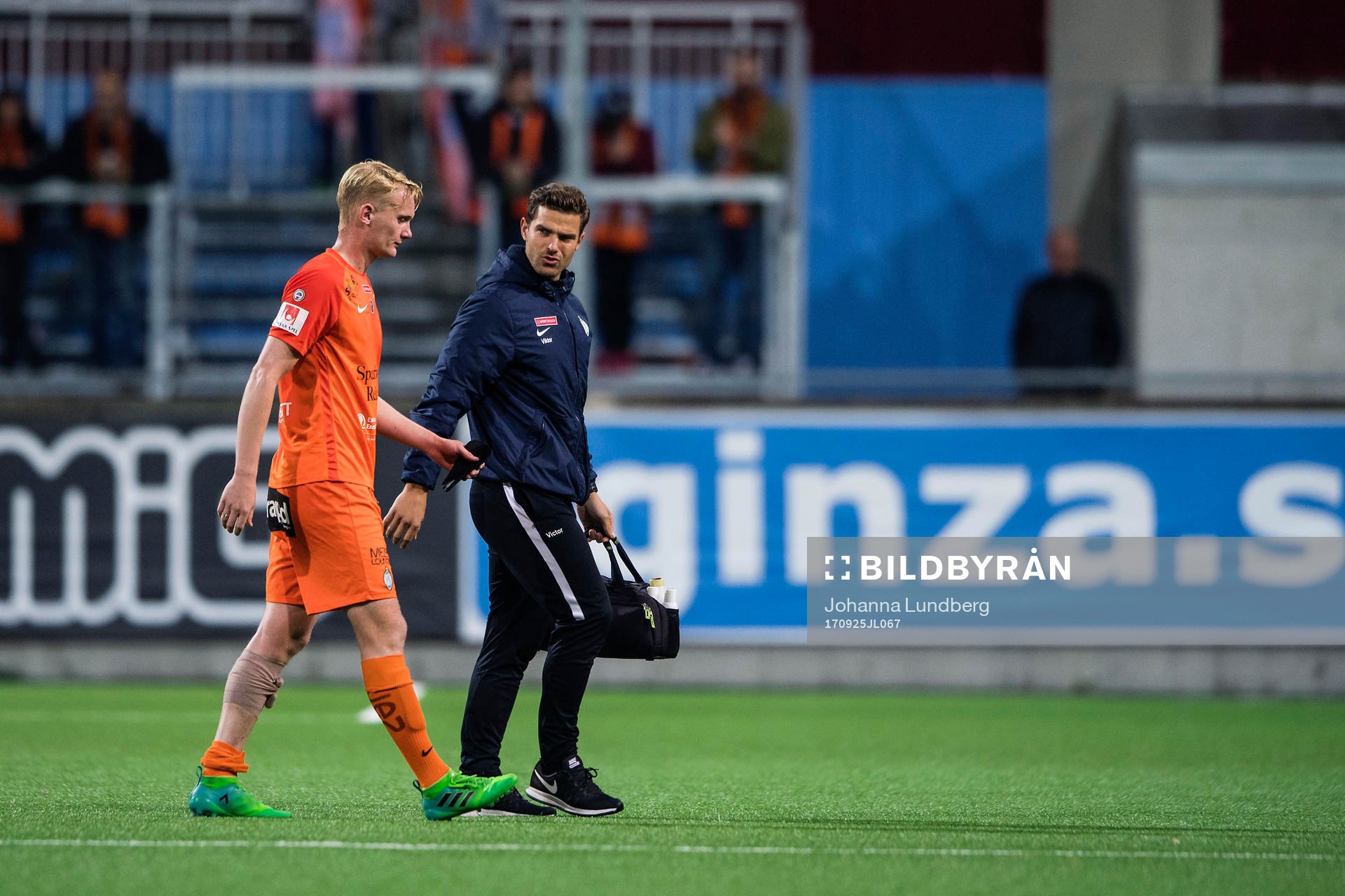 AFC Eskilstunas Ludvig Öhman lämnar planen skadad