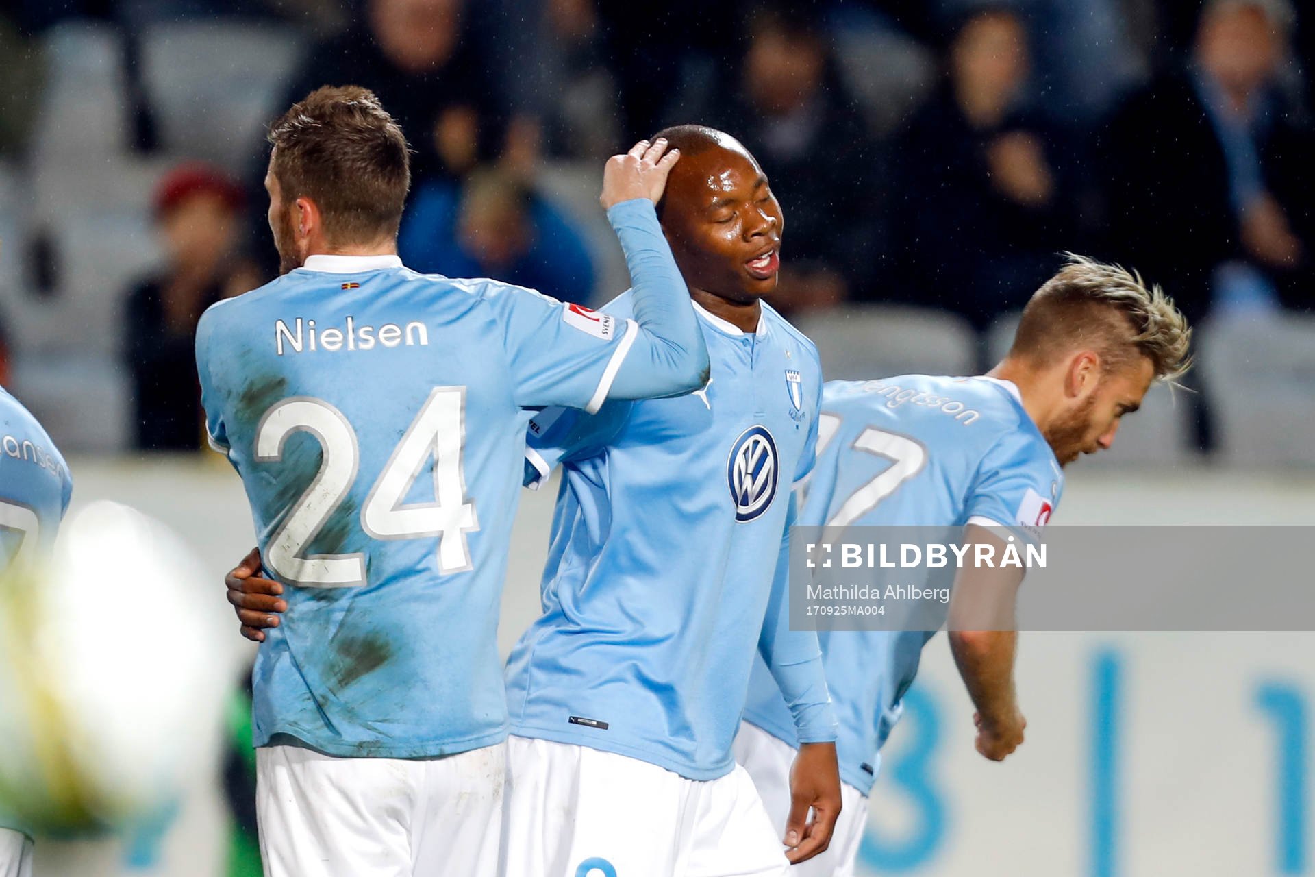 Malmö FFs Carlos Strandberg klappas om