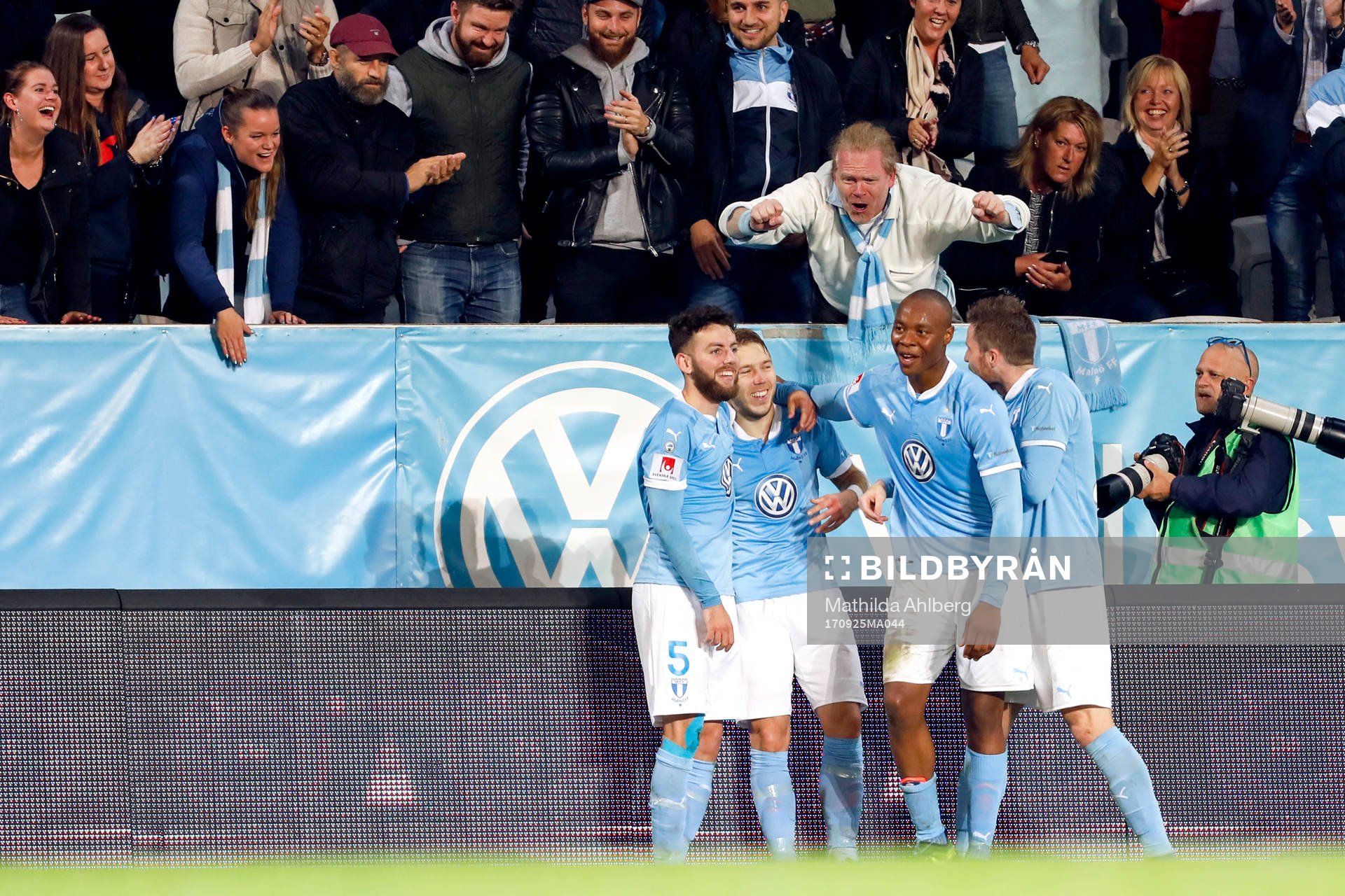 Malmö FFs Anton Tinnerholm jublar med lagkamrater