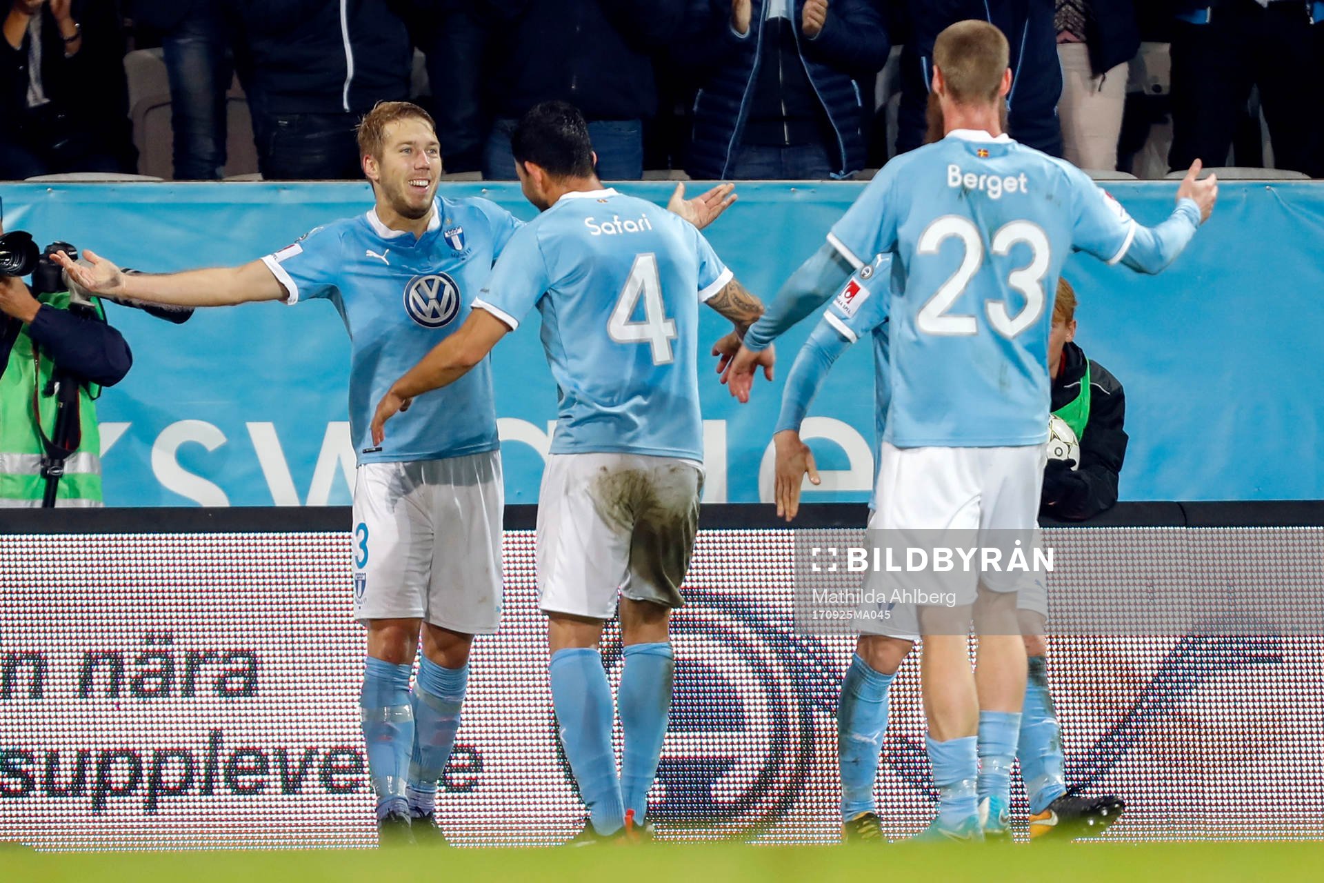 Malmö FFs Anton Tinnerholm jublar med lagkamrater