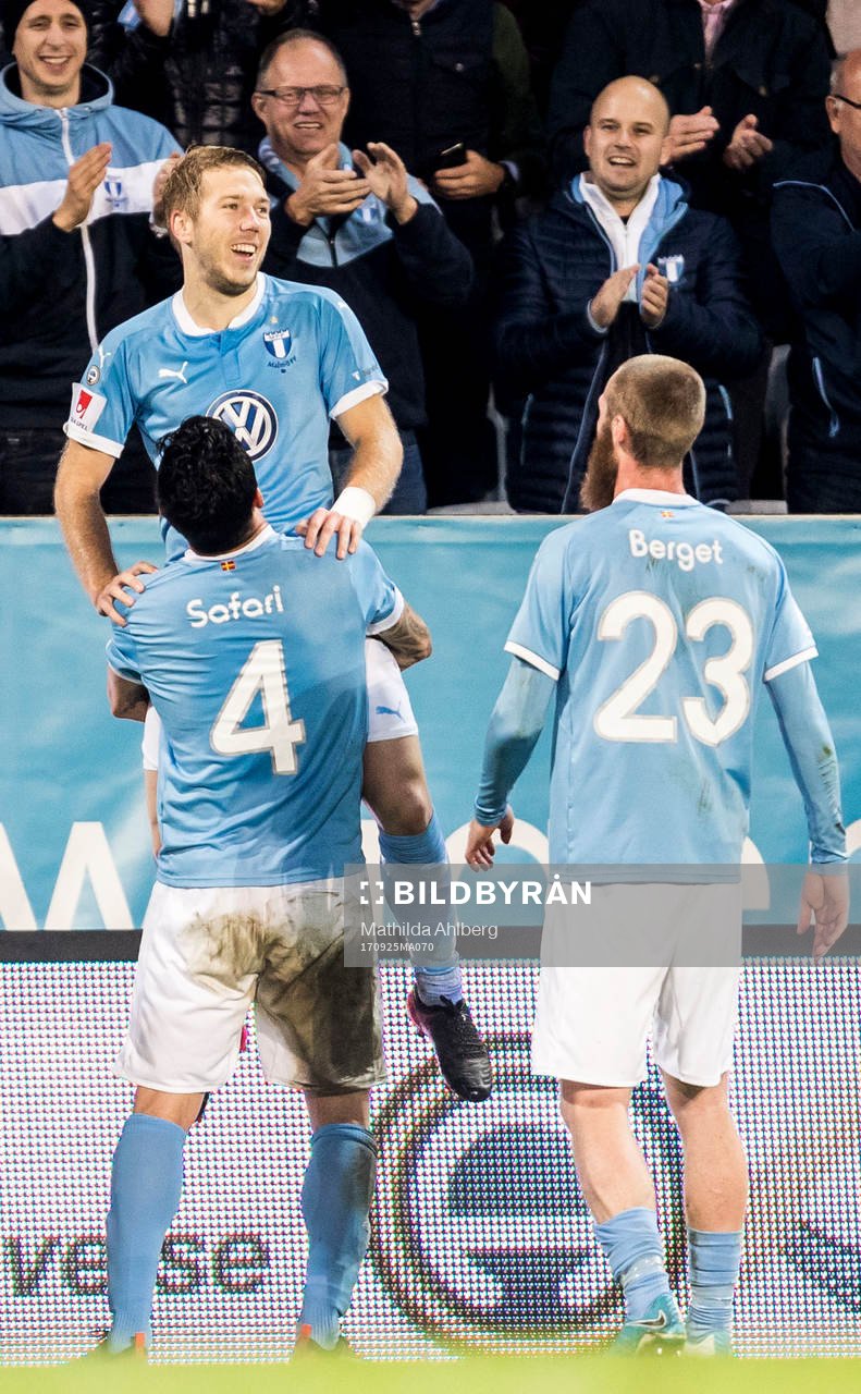 Malmö FFs Anton Tinnerholm jublar med Behrang Safari och