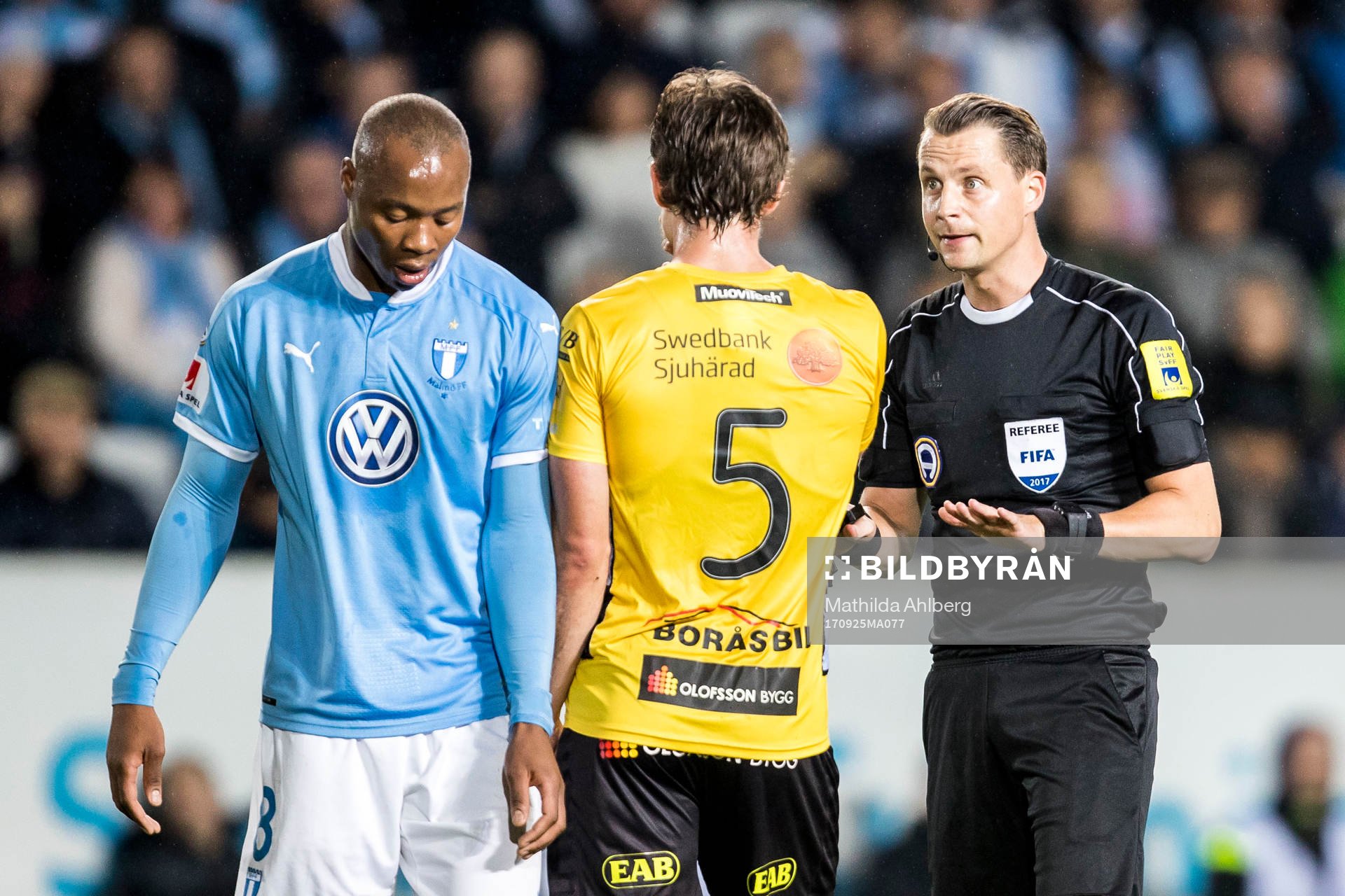 Domare Andreas Ekberg i diskussion med Elfsborgs Jörgen