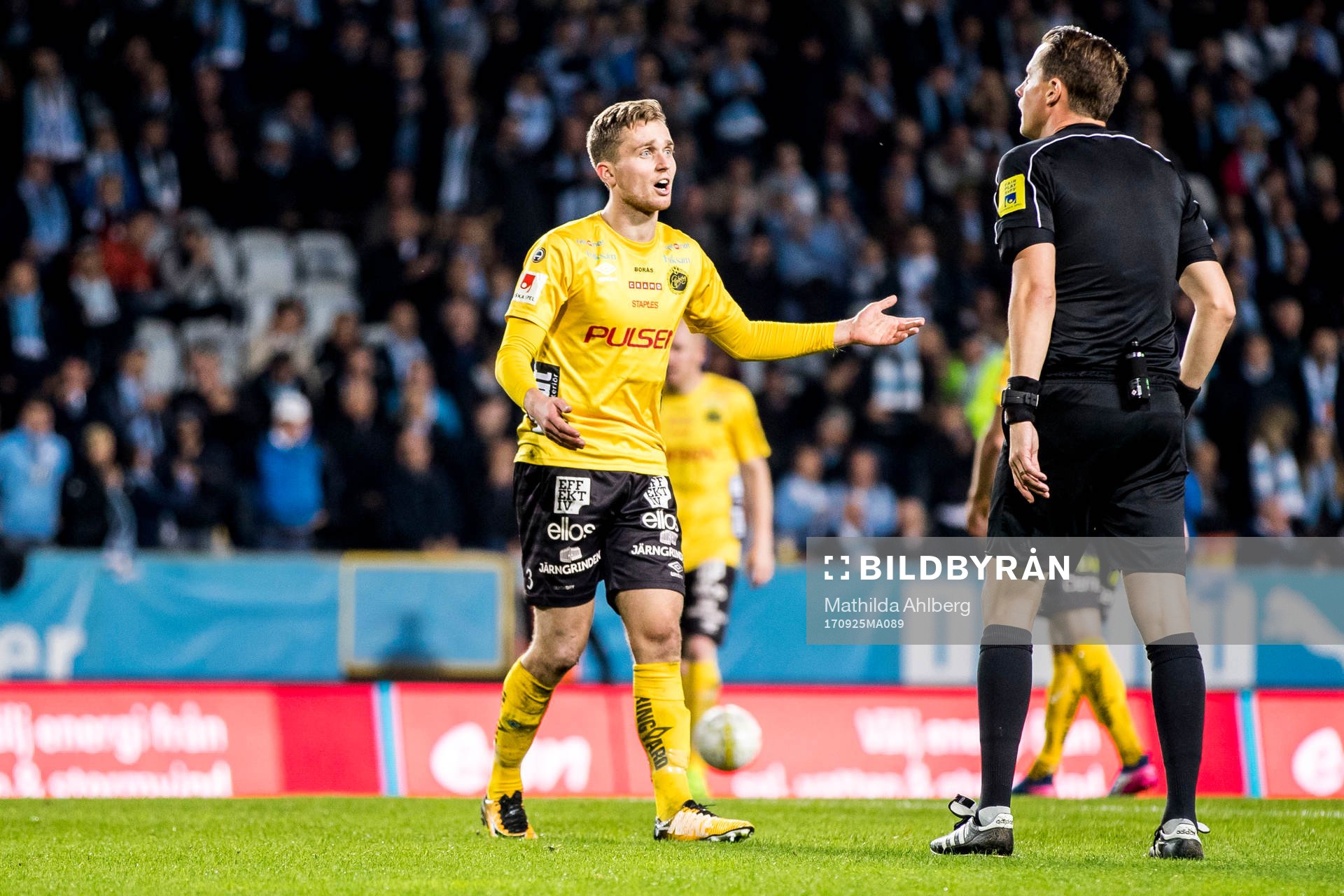 Elfsborgs Adam Lundqvist i diskussion med domare Andreas