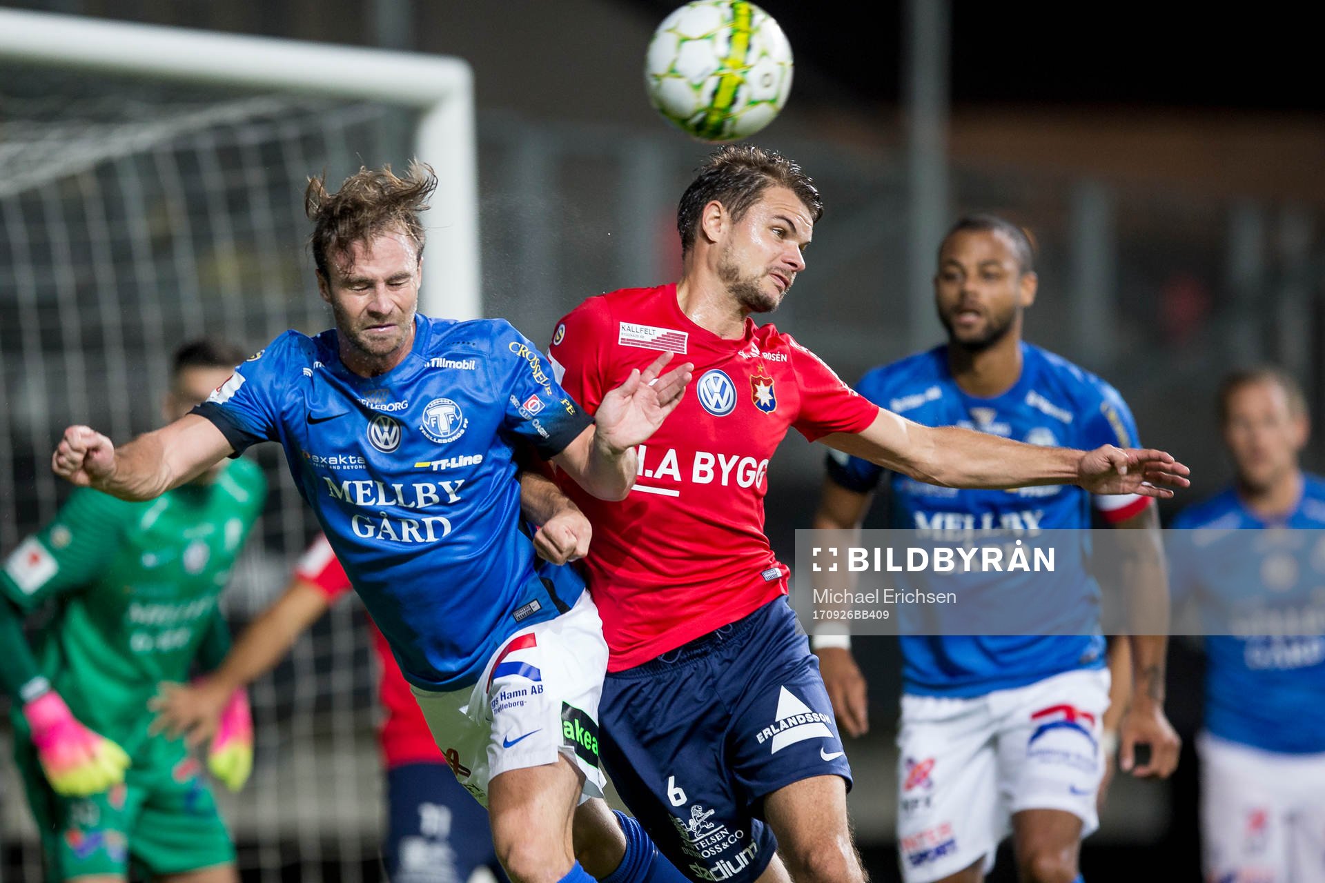 Trelleborgs Robin Jacobsson och Örgrytes Hannes Sahlin i nickduell under fotbollsmatchen i Superettan mellan Örgryte och Trelleborg den 26 september 2017 i Göteborg.