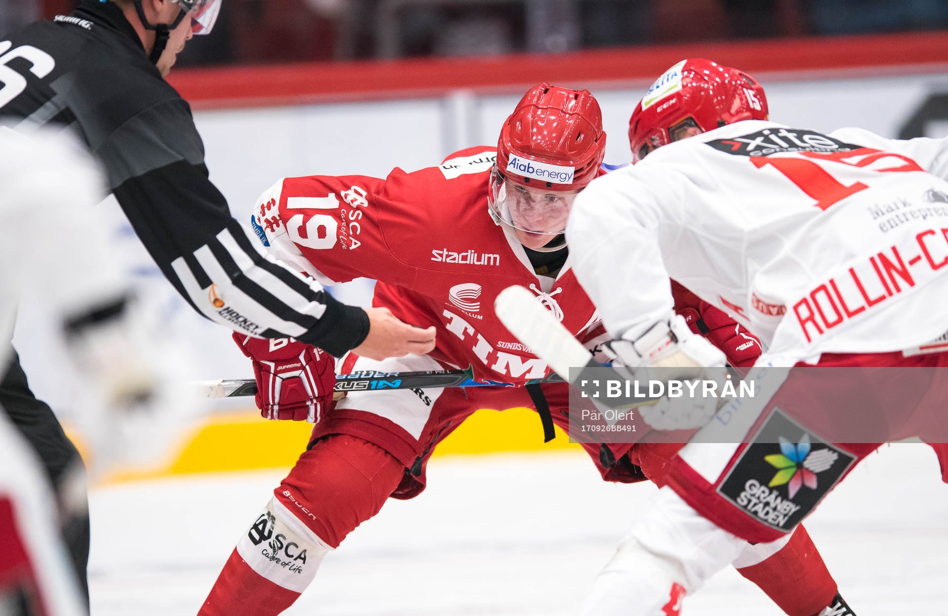 Timrås Erik Karlsson tekar mot Almtunas Victor Rollin