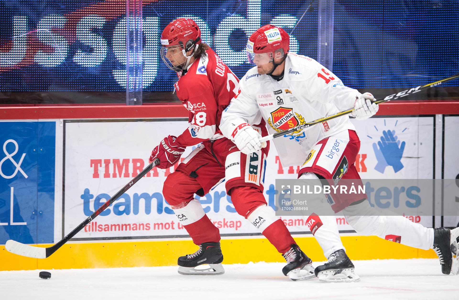 Timrås Jacob Olofsson i närkamp mot Almtunas William Quist