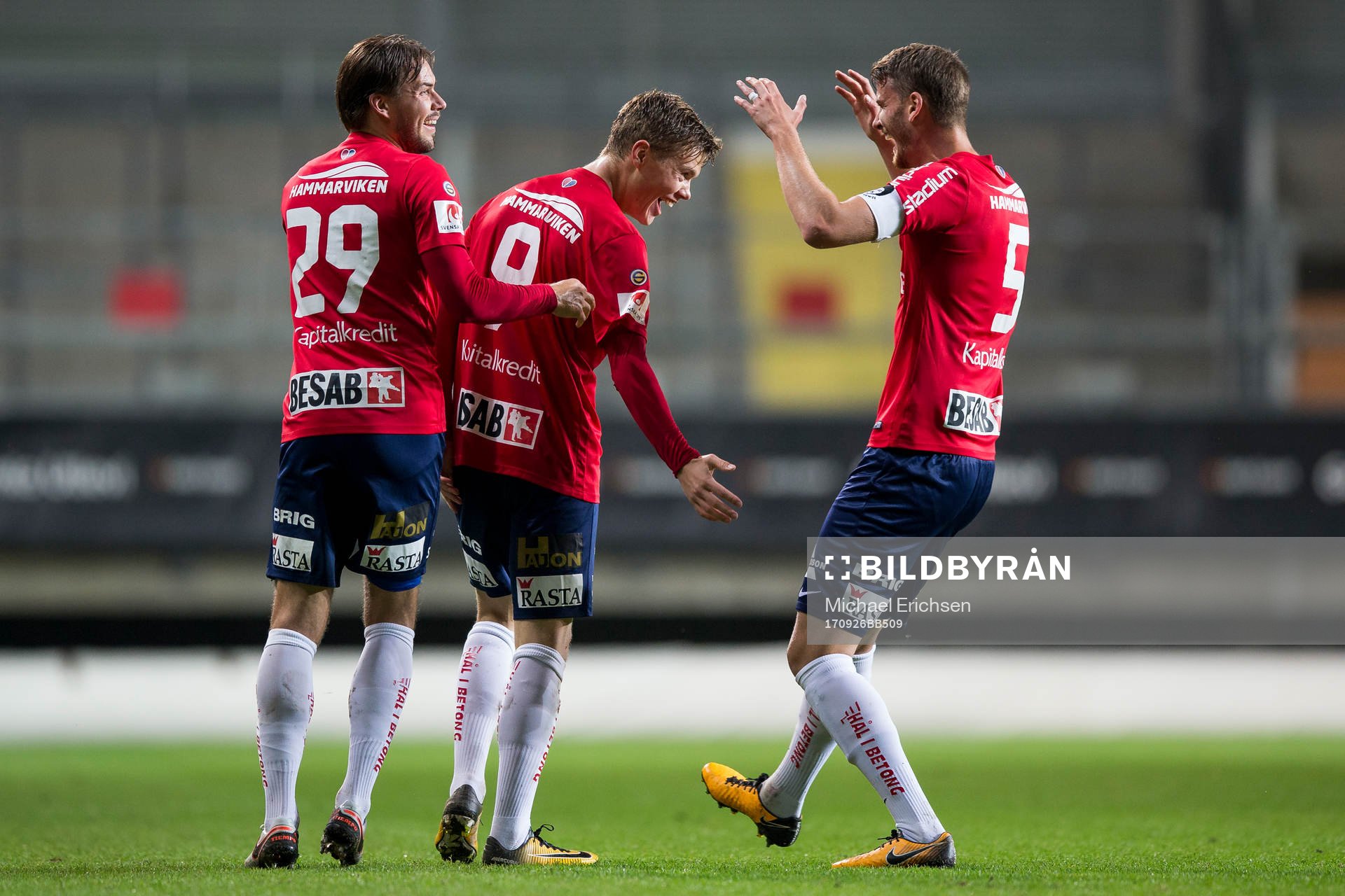 Örgrytes Albin Skoglund jublar ihop med Danny Ervik och