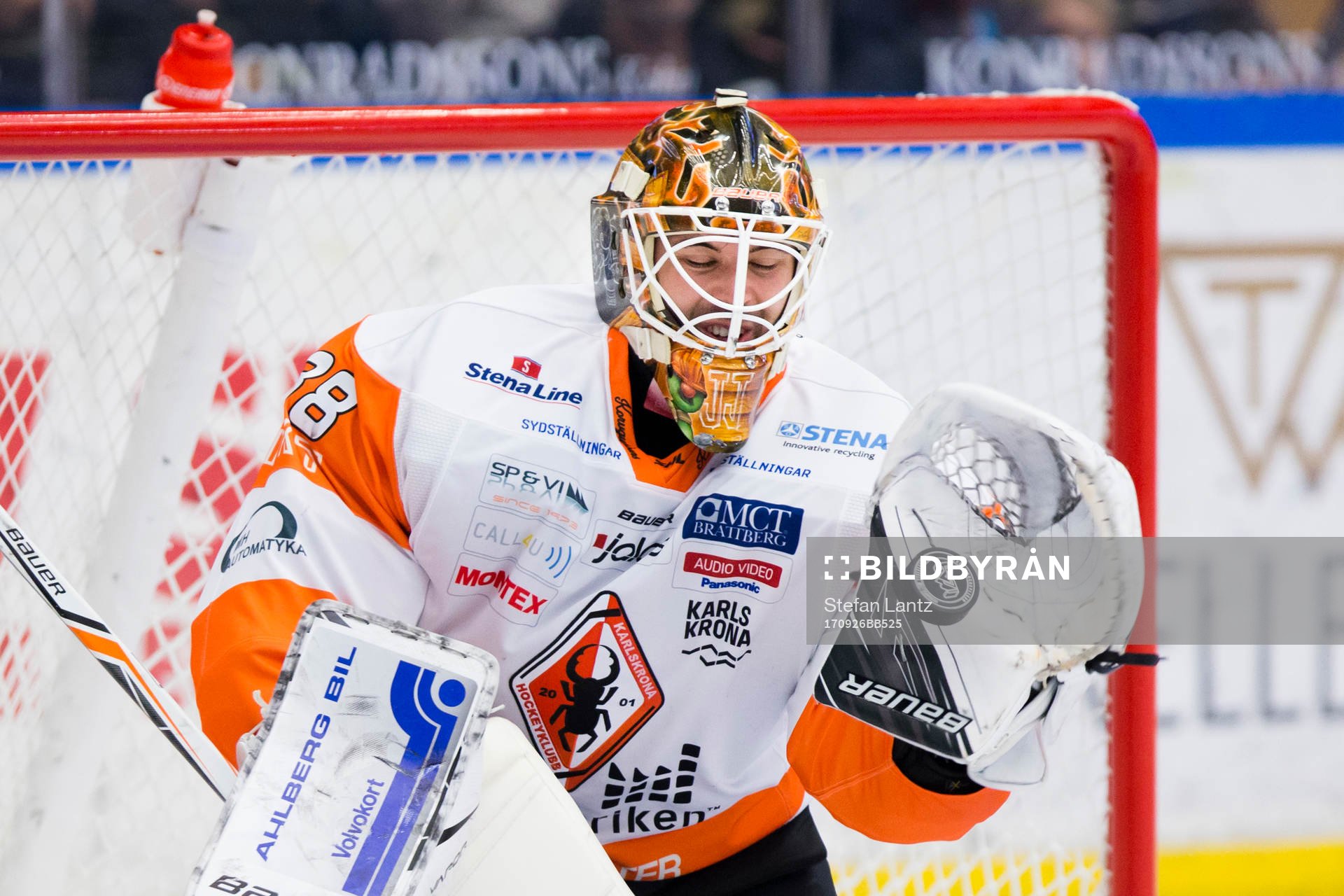 Karlskronas målvakt Johannes Jönsson räddar