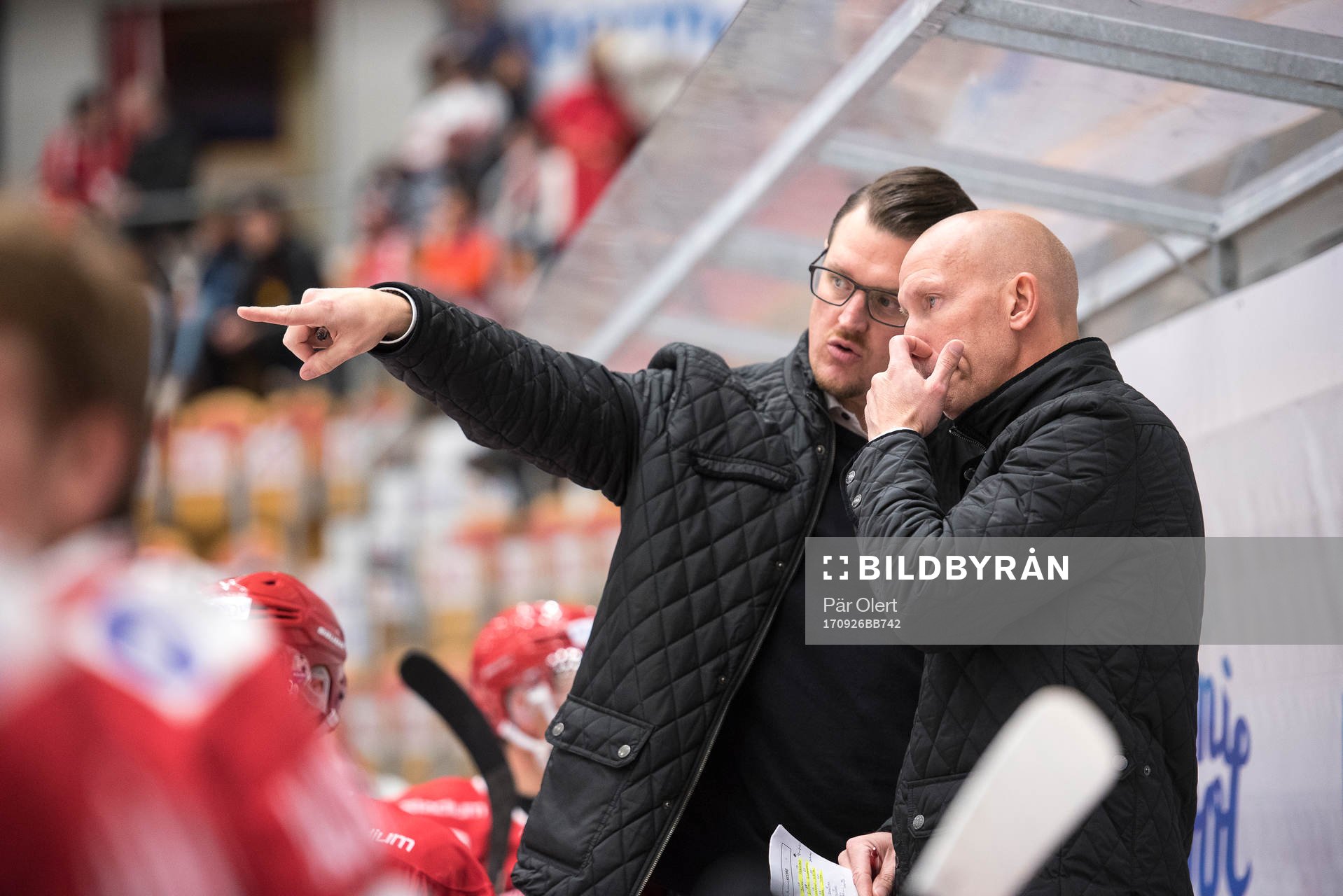 Timrås assisterande tränare Johan Thelin diskuterar med