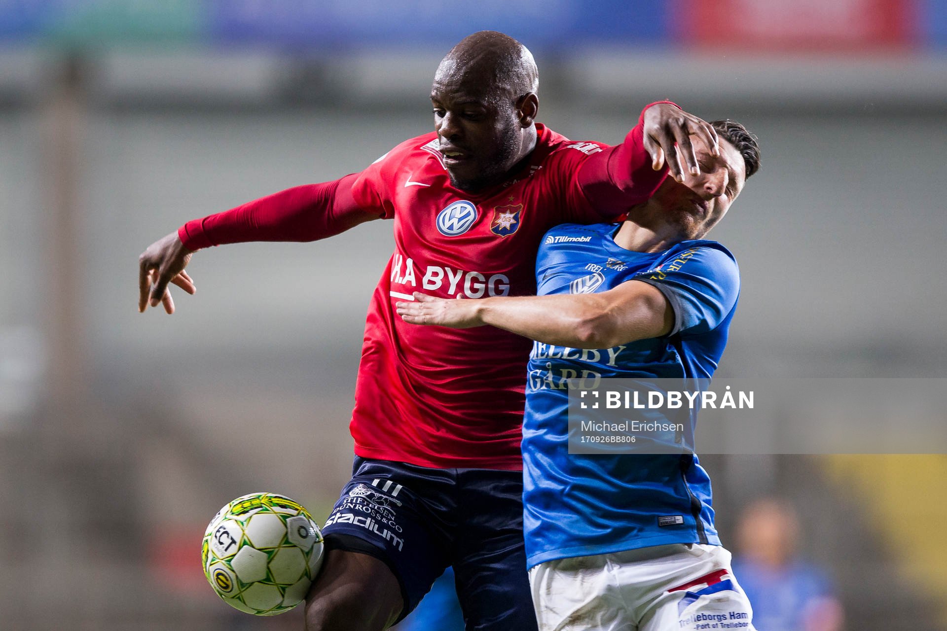 Örgrytes Hakeem Araba i kamp om bollen med Trelleborgs Alexander Blomqvist under fotbollsmatchen i Superettan mellan Örgryte och Trelleborg den 26 september 2017 i Göteborg.