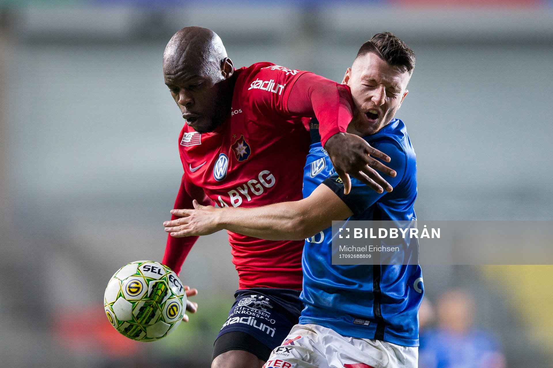 Örgrytes Hakeem Araba i kamp om bollen med Trelleborgs