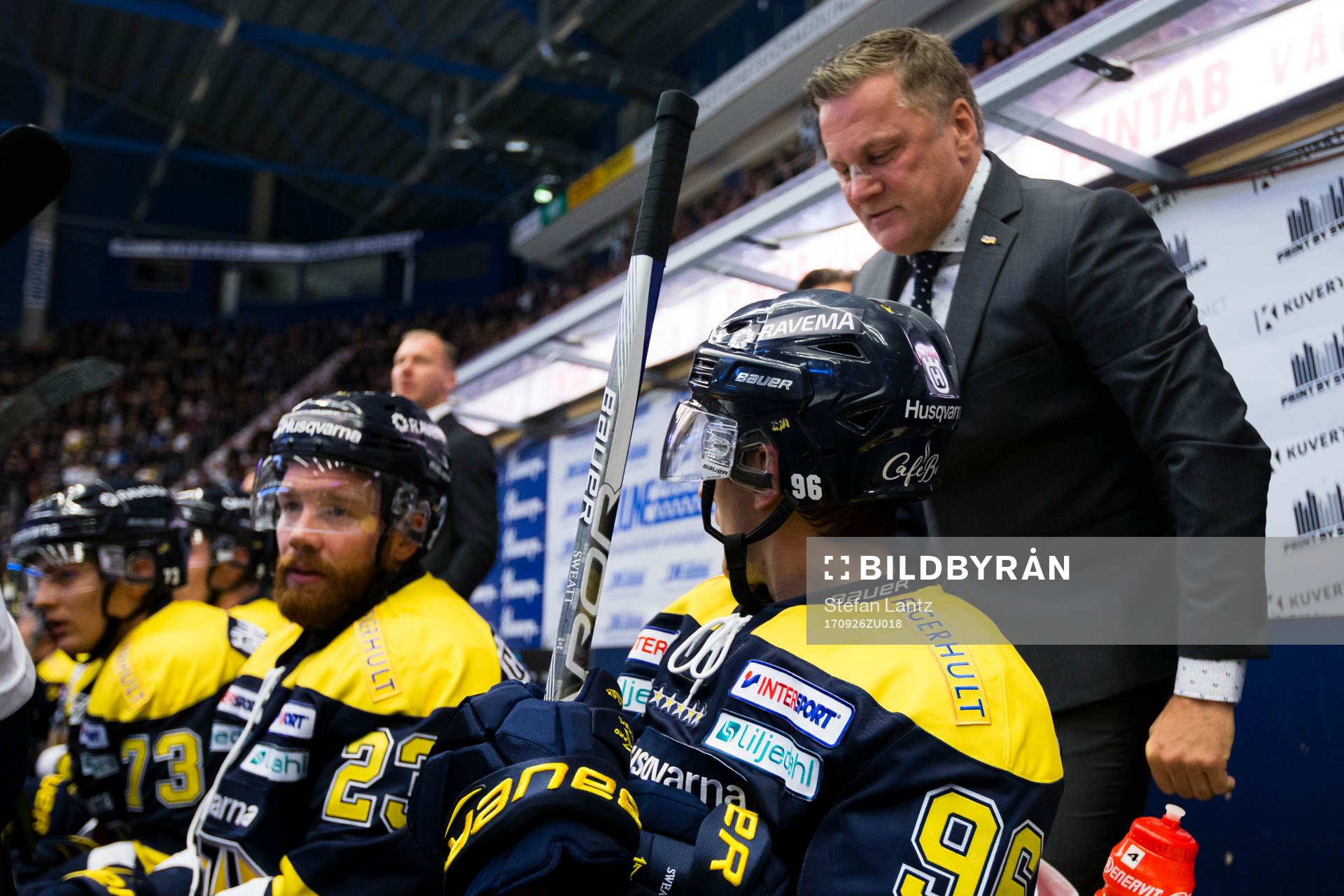 s Bill Sweatt i samspråk med HV71:s assisterande tränare