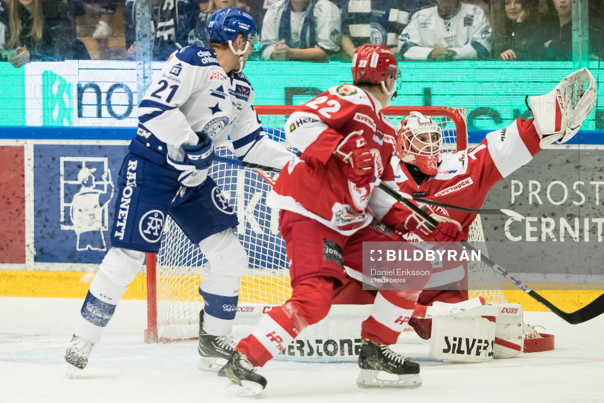 Troja/Ljungby Trojas målvakt Robin Johansson räddar